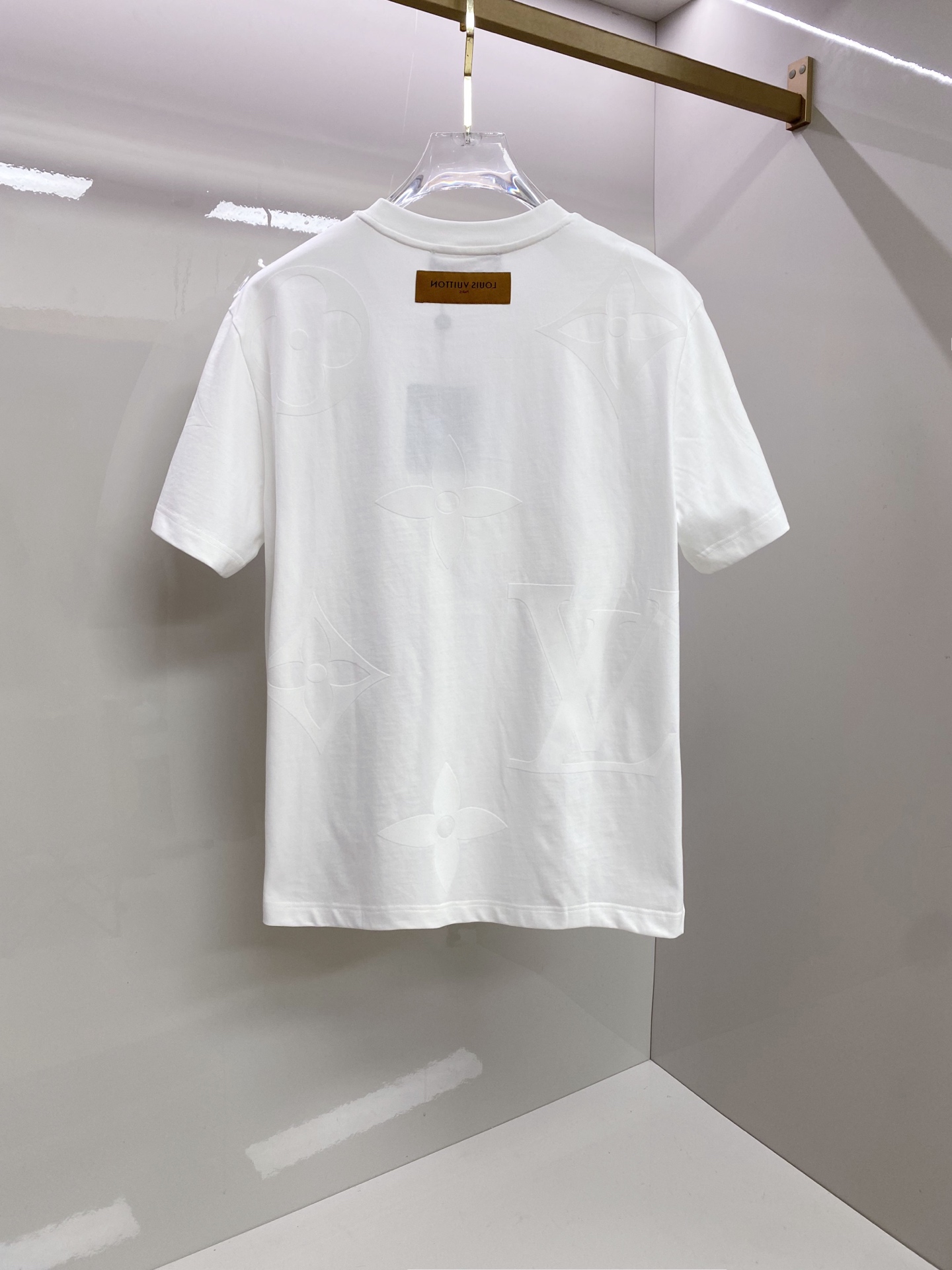 LV 2026ss 春夏新款首发专柜最新款短袖圆领T恤 高端订制 设计前卫时尚！品牌logo重工艺设计 