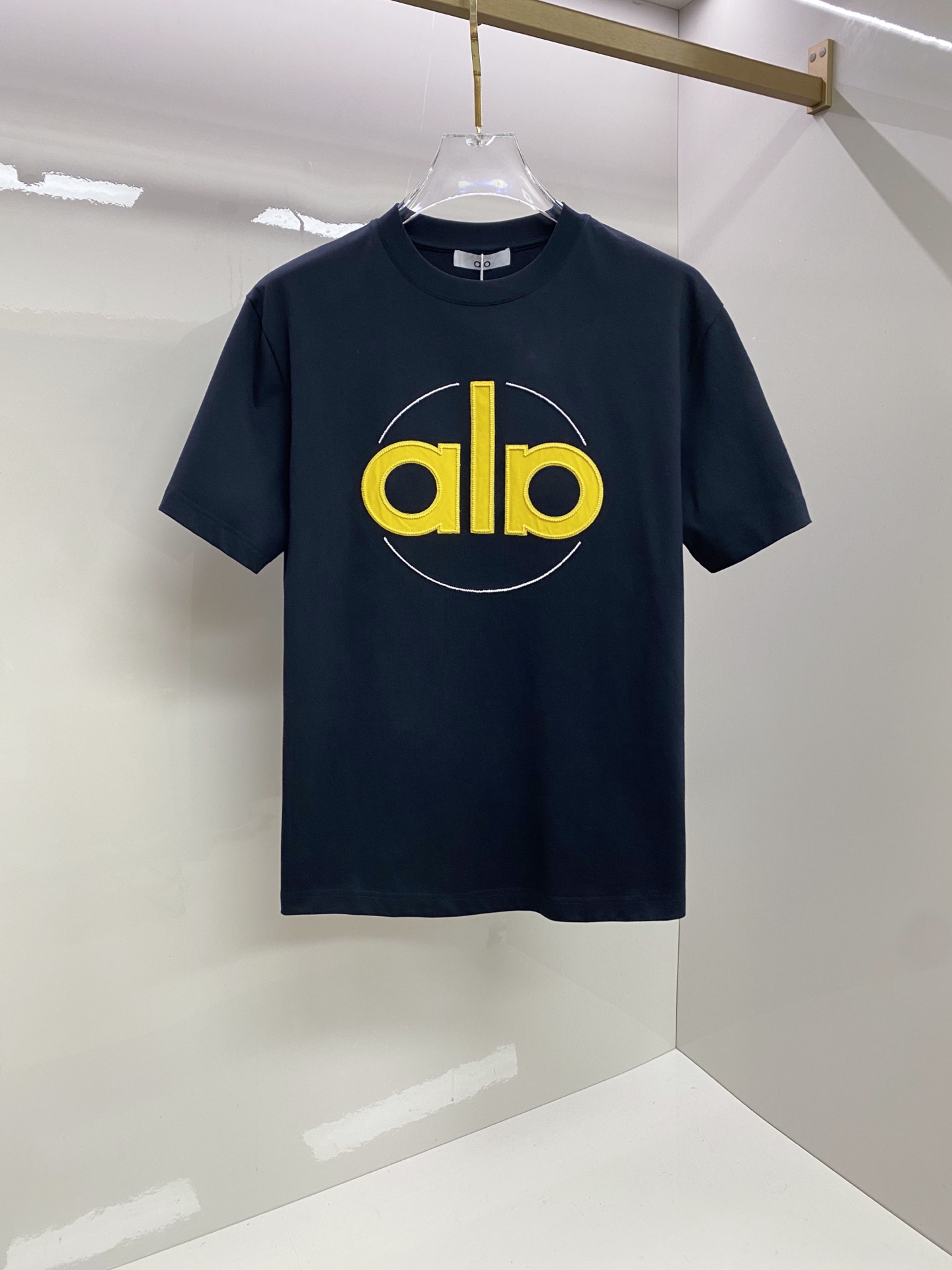 ALO 2026ss 春夏新款首发专柜最新款短袖圆领T恤 高端订制 设计前卫时尚！品牌logo重工艺设计