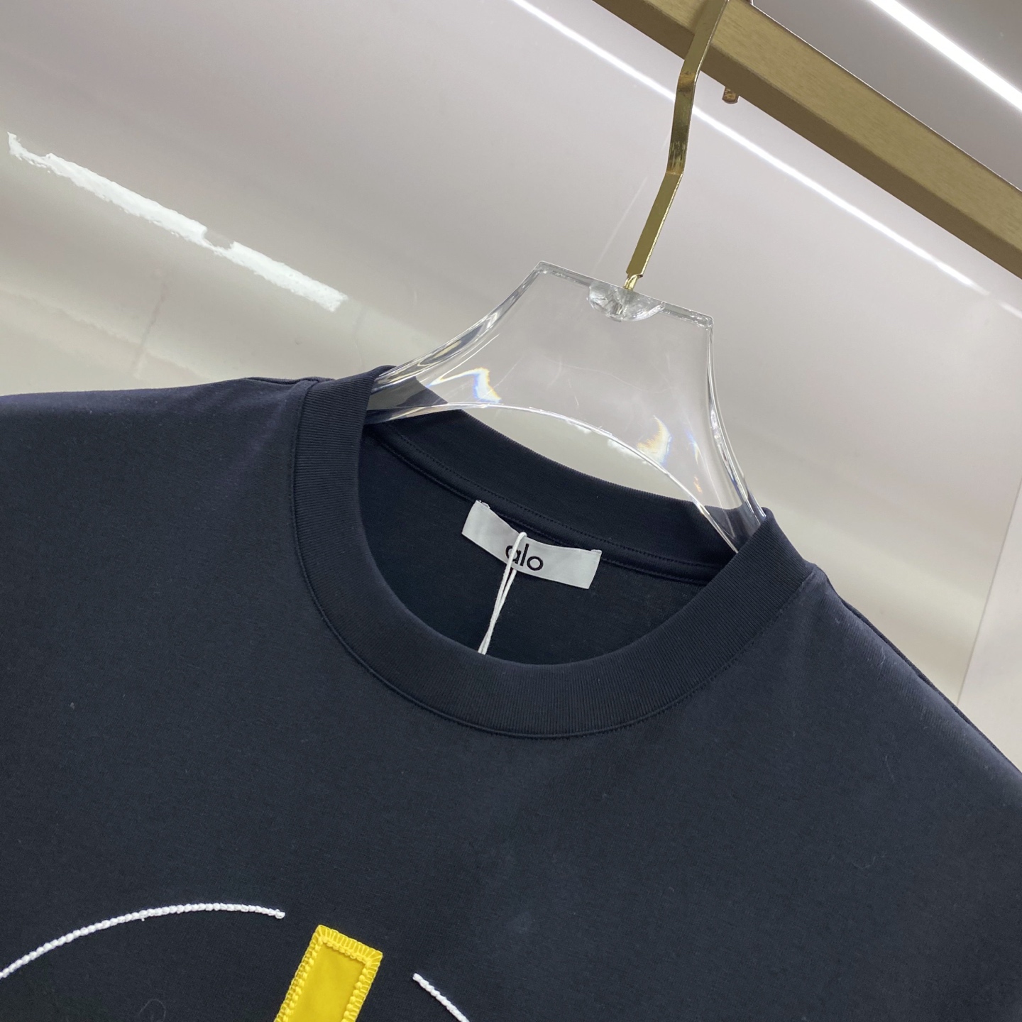 ALO 2026ss 春夏新款首发专柜最新款短袖圆领T恤 高端订制 设计前卫时尚！品牌logo重工艺设计