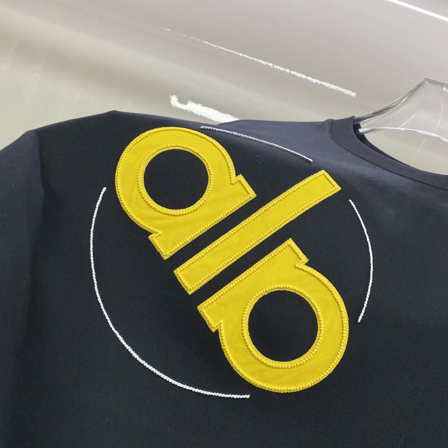 ALO 2026ss 春夏新款首发专柜最新款短袖圆领T恤 高端订制 设计前卫时尚！品牌logo重工艺设计