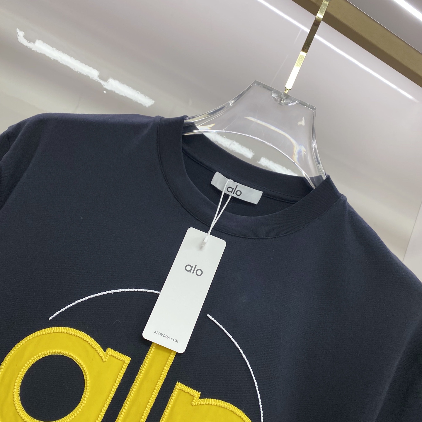 ALO 2026ss 春夏新款首发专柜最新款短袖圆领T恤 高端订制 设计前卫时尚！品牌logo重工艺设计