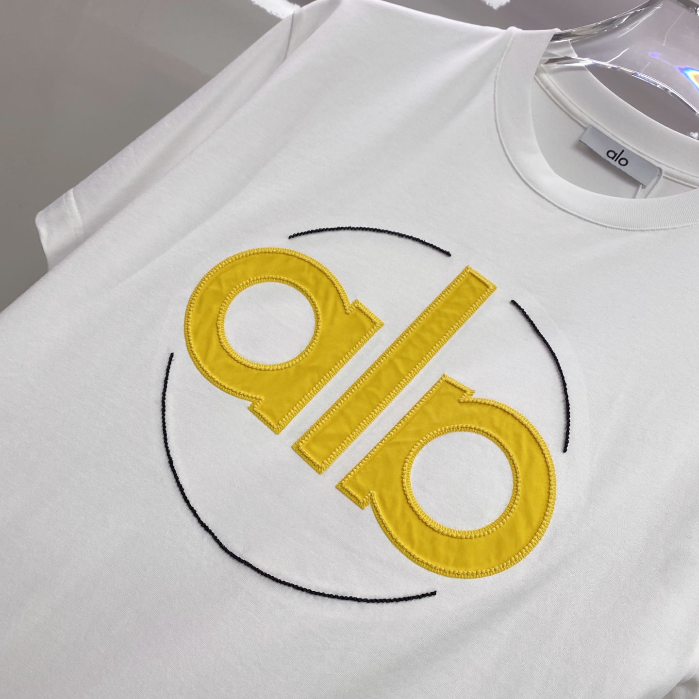 ALO 2026ss 春夏新款首发专柜最新款短袖圆领T恤 高端订制 设计前卫时尚！品牌logo重工艺设计