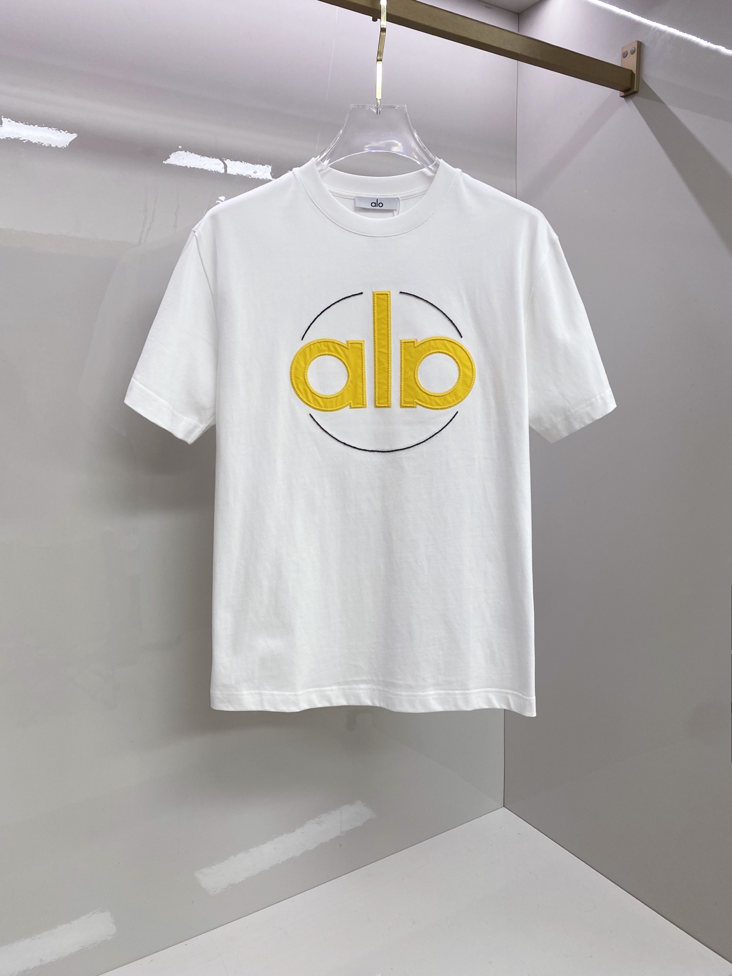 ALO 2026ss 春夏新款首发专柜最新款短袖圆领T恤 高端订制 设计前卫时尚！品牌logo重工艺设计