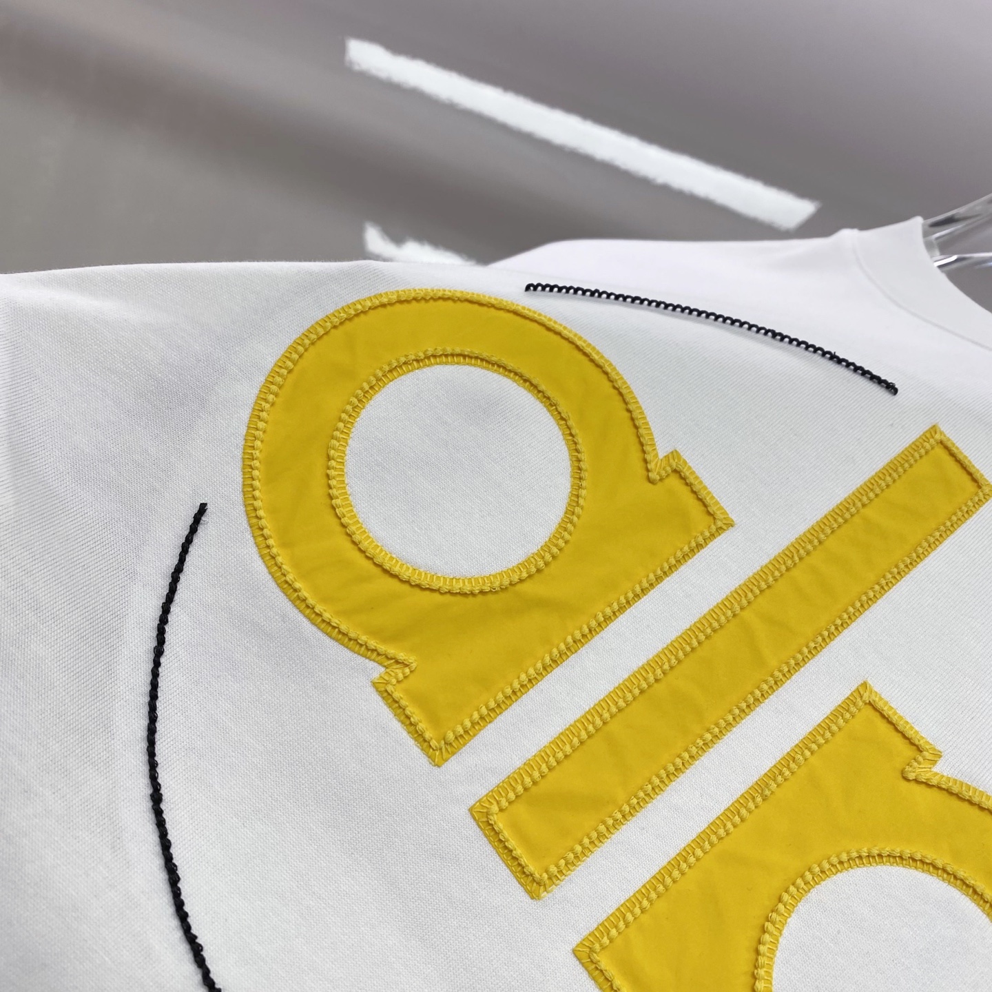 ALO 2026ss 春夏新款首发专柜最新款短袖圆领T恤 高端订制 设计前卫时尚！品牌logo重工艺设计