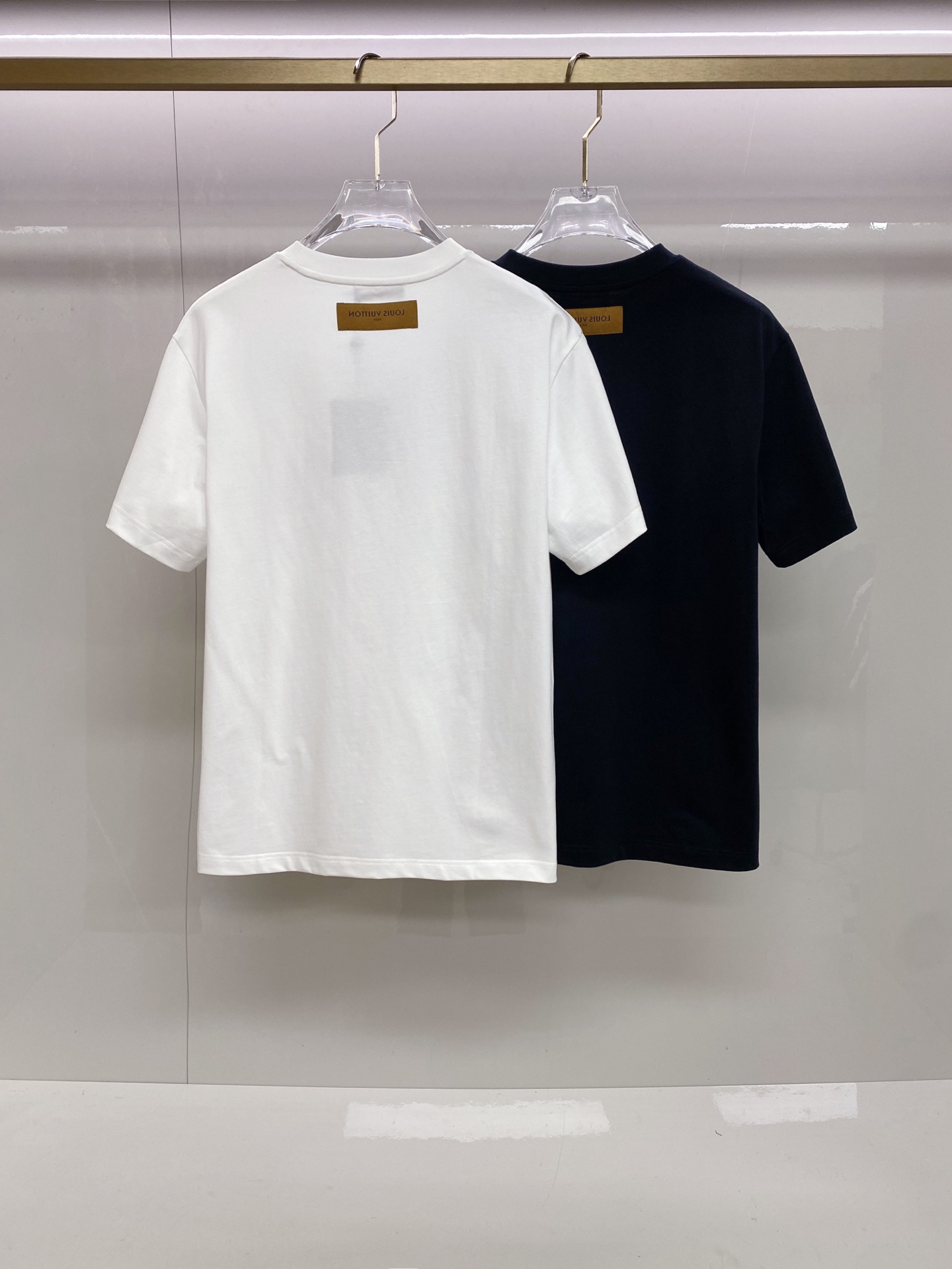 LV 2026ss 春夏新款首发专柜最新款短袖圆领T恤 高端订制 设计前卫时尚！品牌logo重工艺设计 