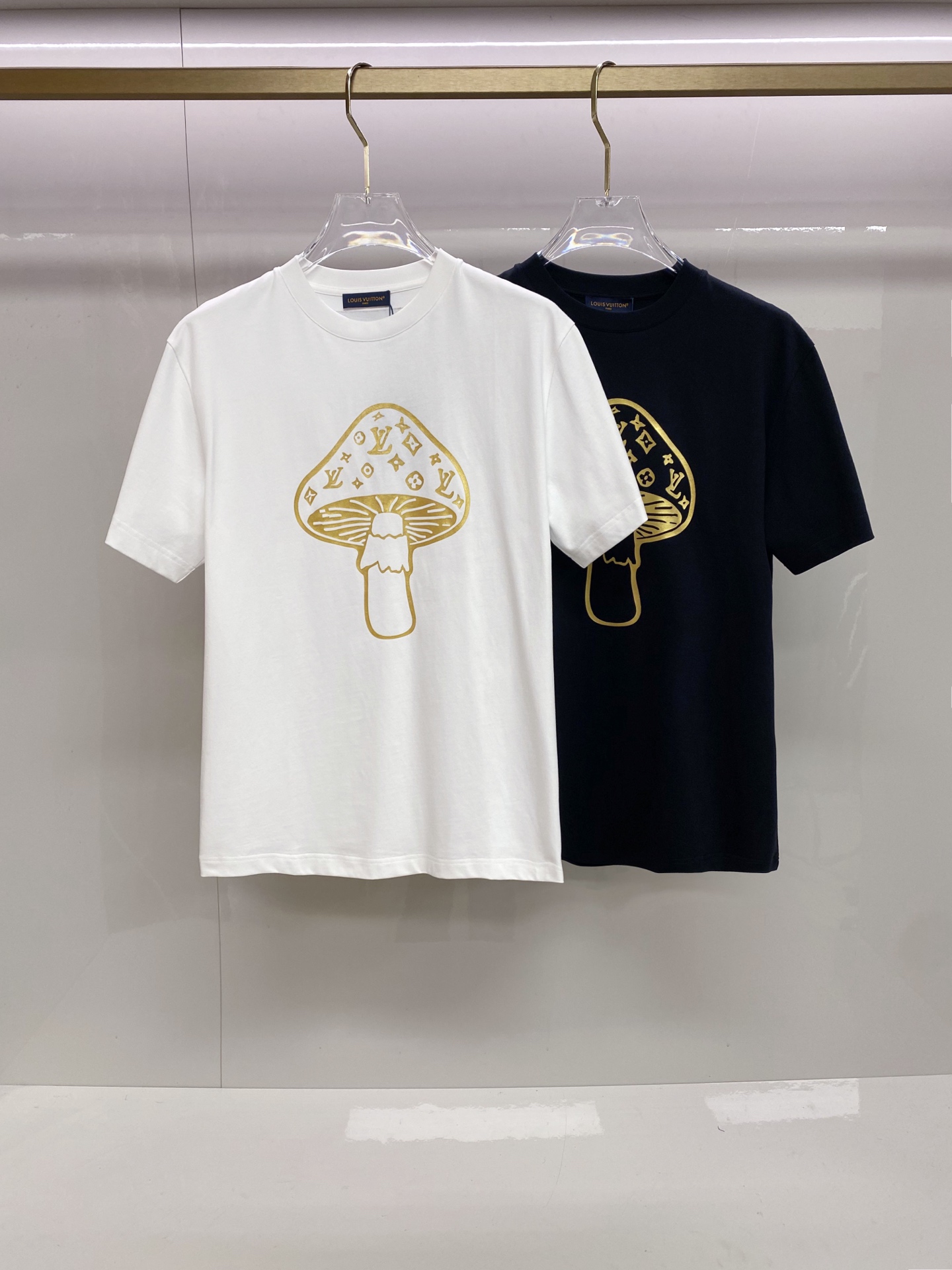 LV 2026ss 春夏新款首发专柜最新款短袖圆领T恤 高端订制 设计前卫时尚！品牌logo重工艺设计 