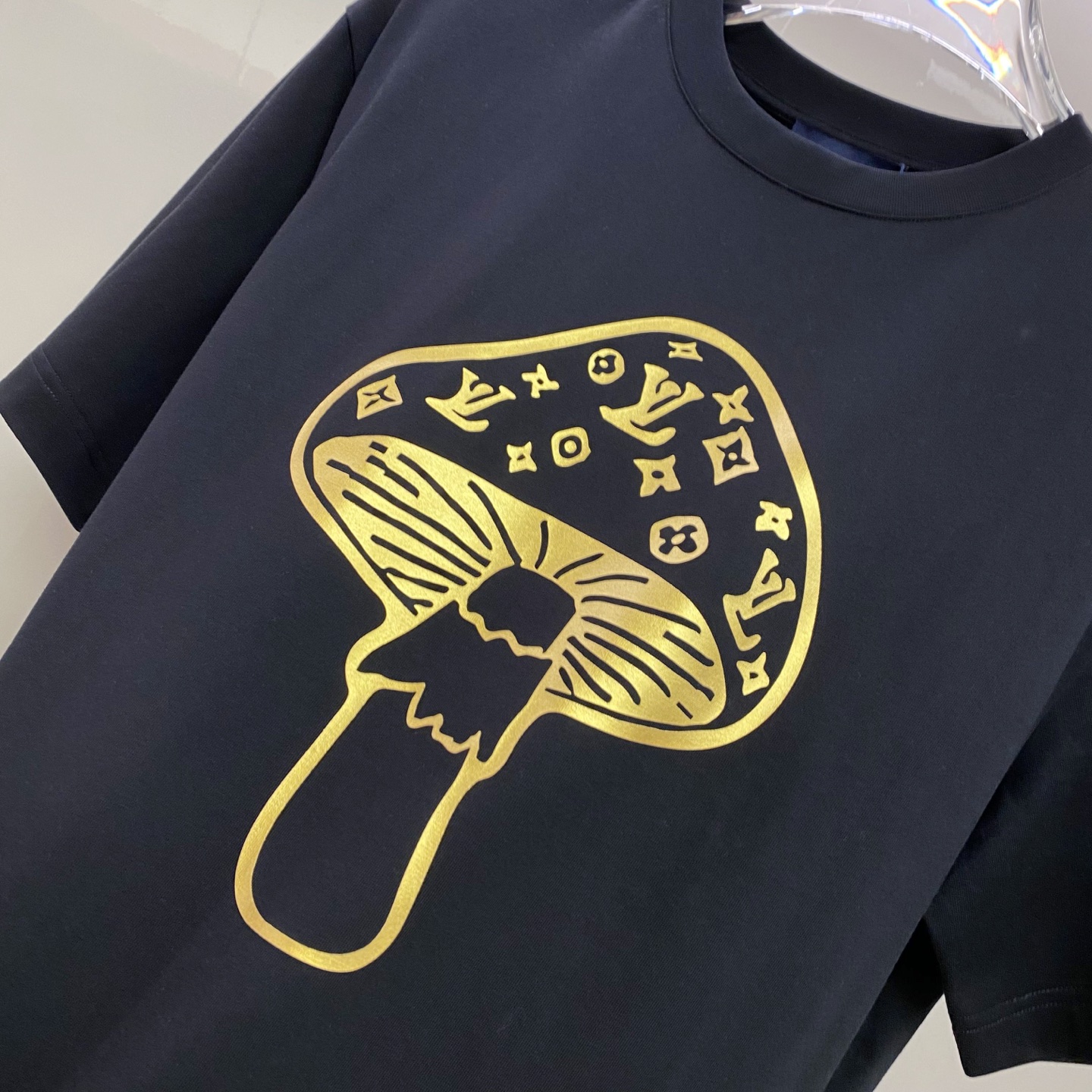 LV 2026ss 春夏新款首发专柜最新款短袖圆领T恤 高端订制 设计前卫时尚！品牌logo重工艺设计 