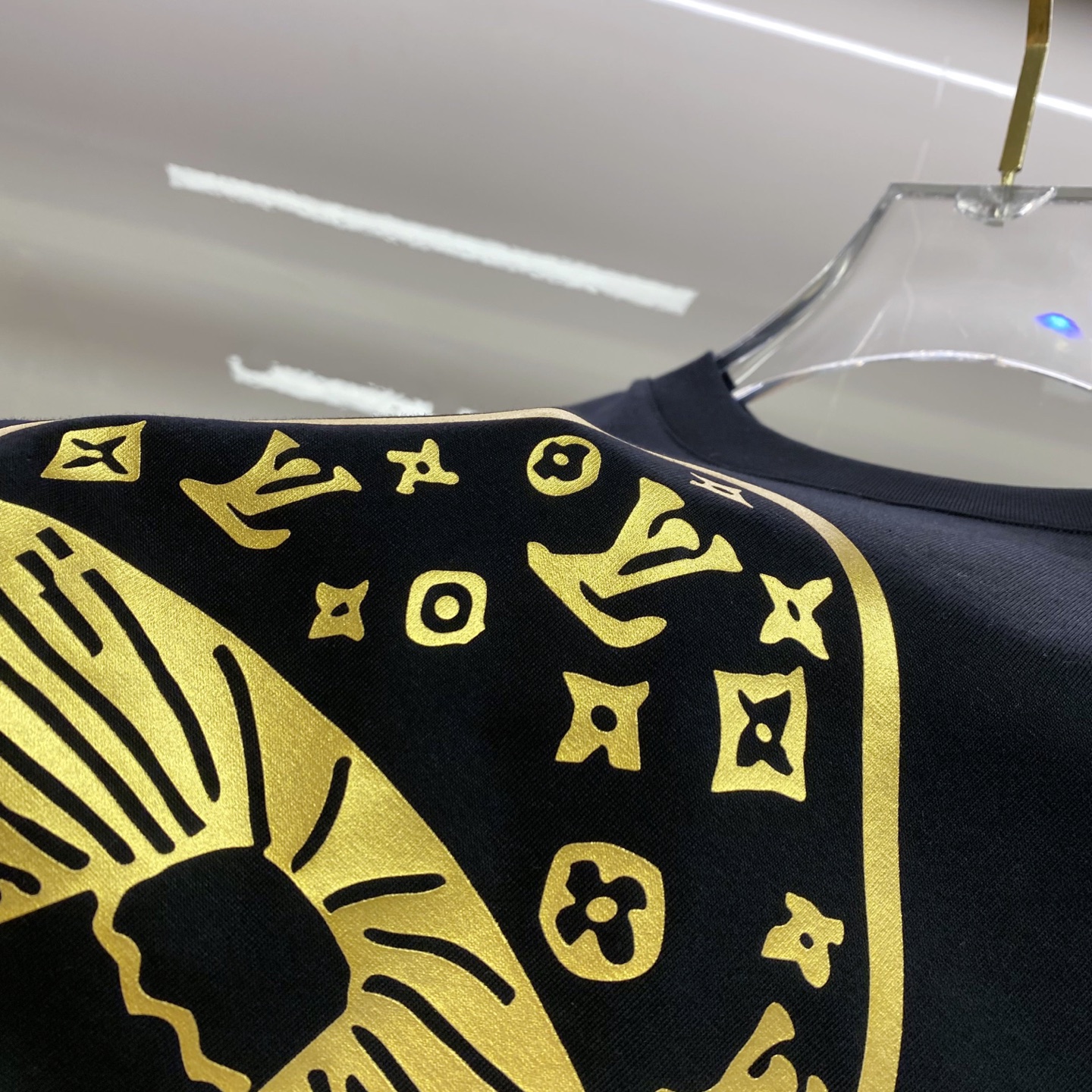 LV 2026ss 春夏新款首发专柜最新款短袖圆领T恤 高端订制 设计前卫时尚！品牌logo重工艺设计 