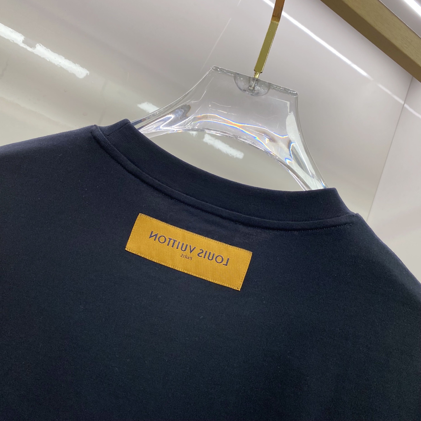 LV 2026ss 春夏新款首发专柜最新款短袖圆领T恤 高端订制 设计前卫时尚！品牌logo重工艺设计 