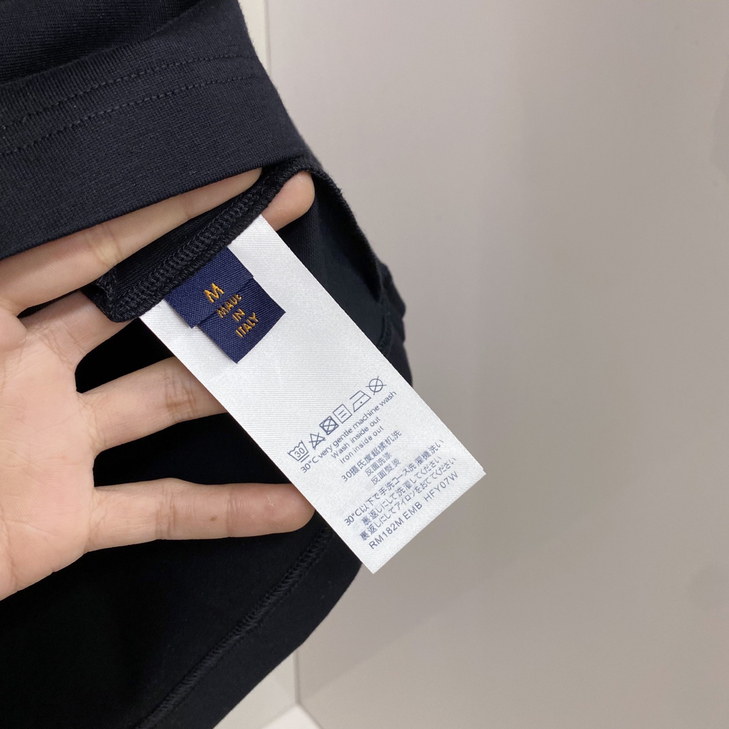 LV 2026ss 春夏新款首发专柜最新款短袖圆领T恤 高端订制 设计前卫时尚！品牌logo重工艺设计 