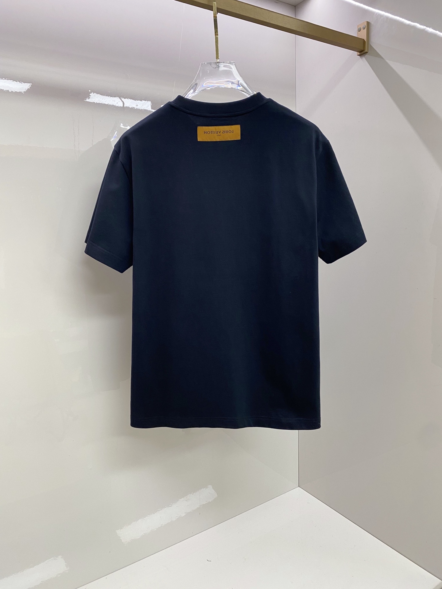 LV 2026ss 春夏新款首发专柜最新款短袖圆领T恤 高端订制 设计前卫时尚！品牌logo重工艺设计 