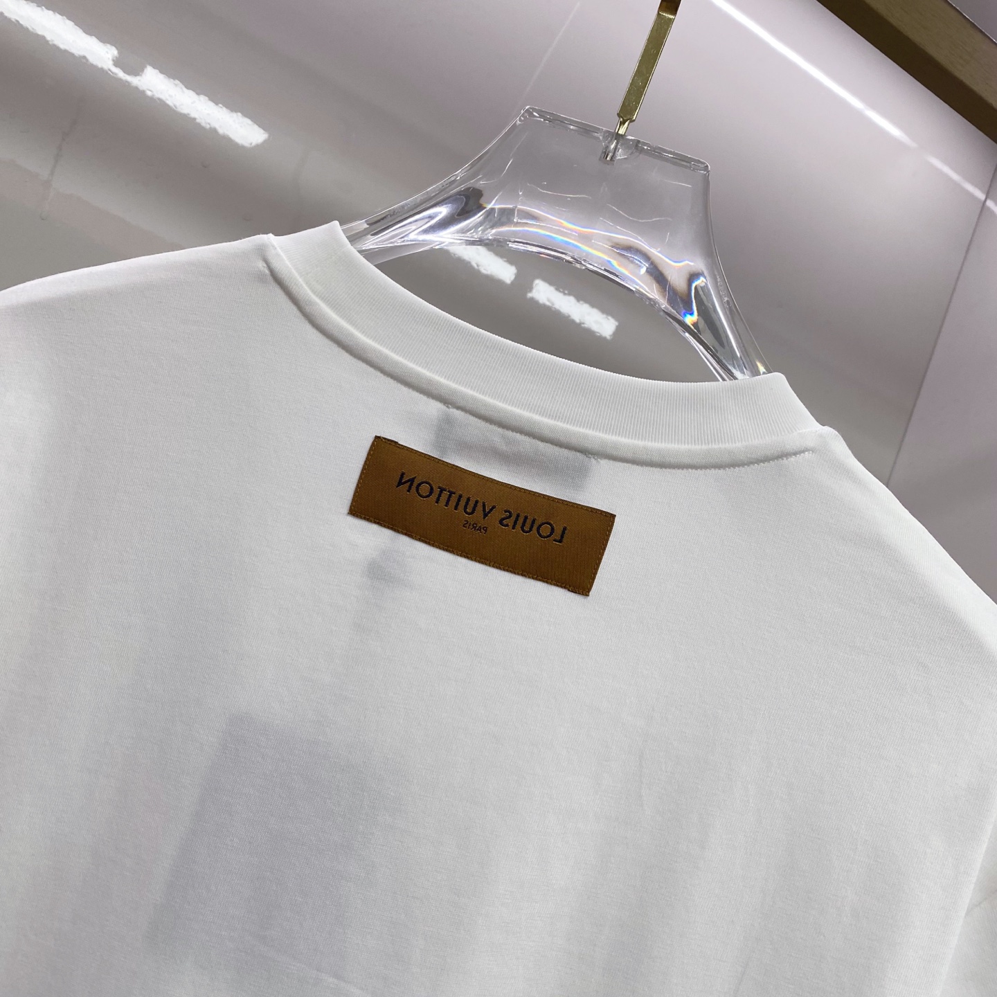 LV 2026ss 春夏新款首发专柜最新款短袖圆领T恤 高端订制 设计前卫时尚！品牌logo重工艺设计 