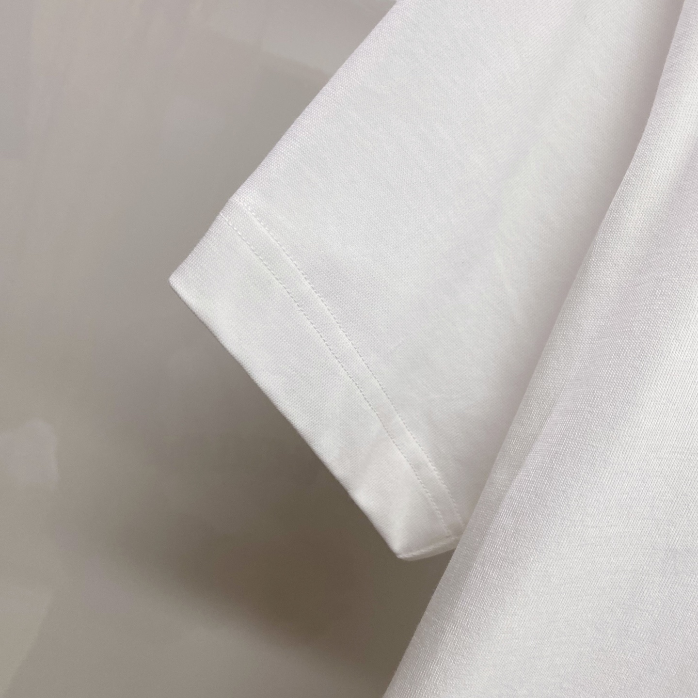 LV 2026ss 春夏新款首发专柜最新款短袖圆领T恤 高端订制 设计前卫时尚！品牌logo重工艺设计 