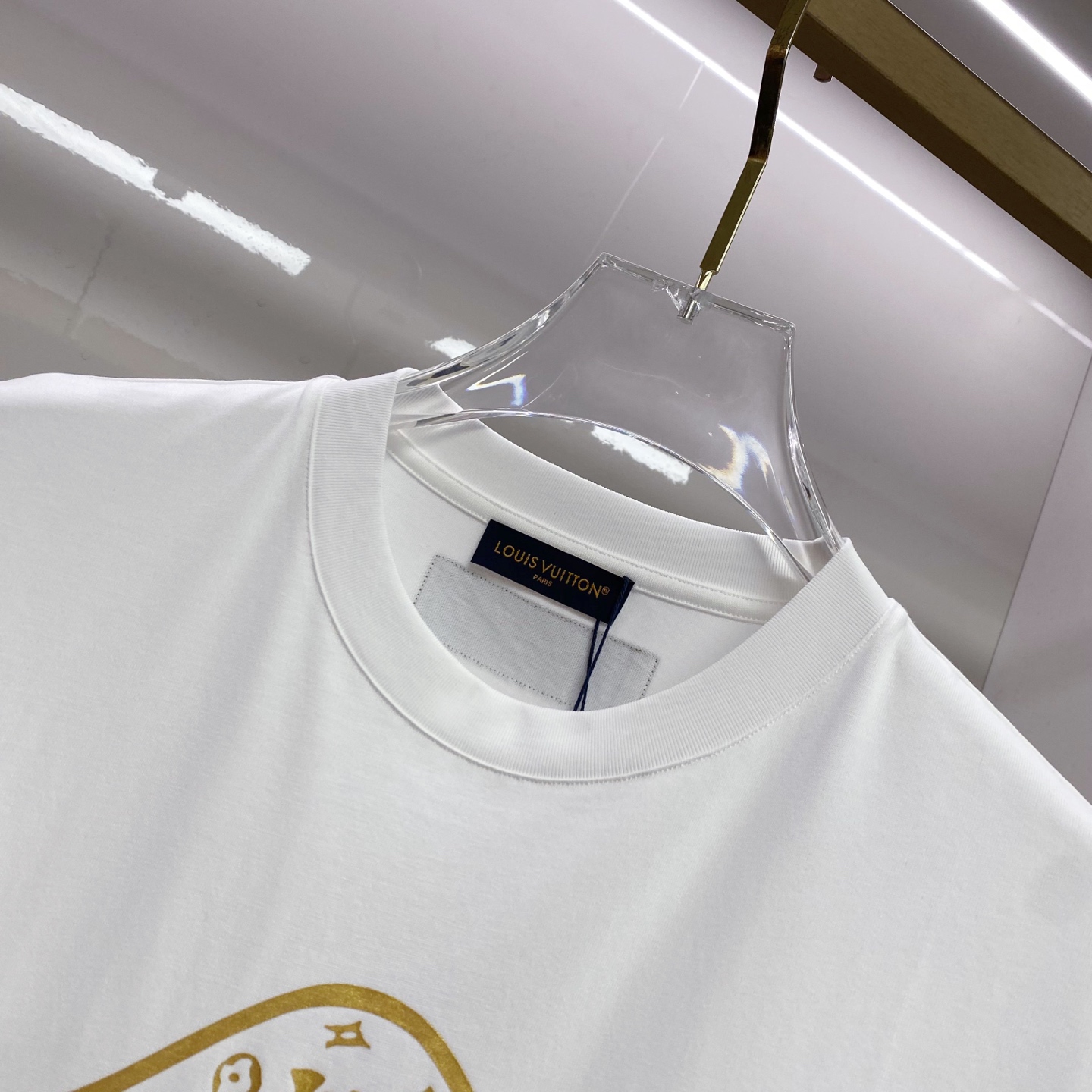 LV 2026ss 春夏新款首发专柜最新款短袖圆领T恤 高端订制 设计前卫时尚！品牌logo重工艺设计 