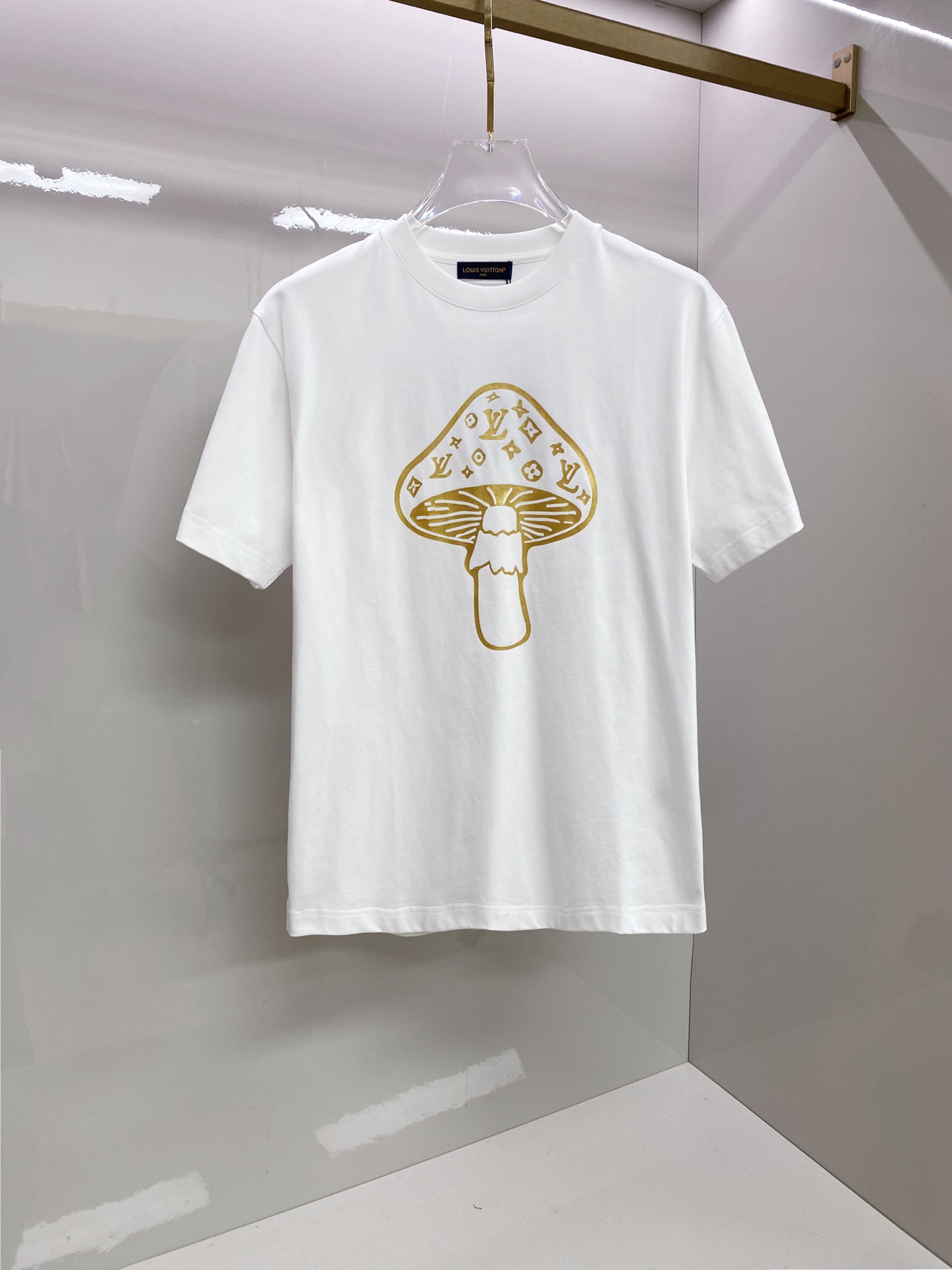 LV 2026ss 春夏新款首发专柜最新款短袖圆领T恤 高端订制 设计前卫时尚！品牌logo重工艺设计 
