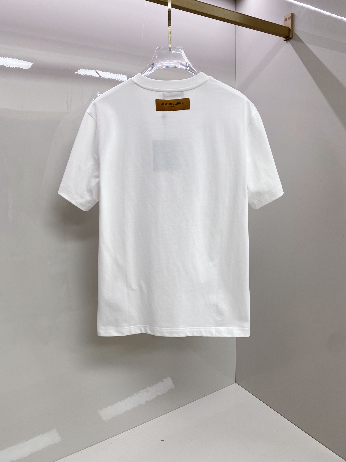 LV 2026ss 春夏新款首发专柜最新款短袖圆领T恤 高端订制 设计前卫时尚！品牌logo重工艺设计 