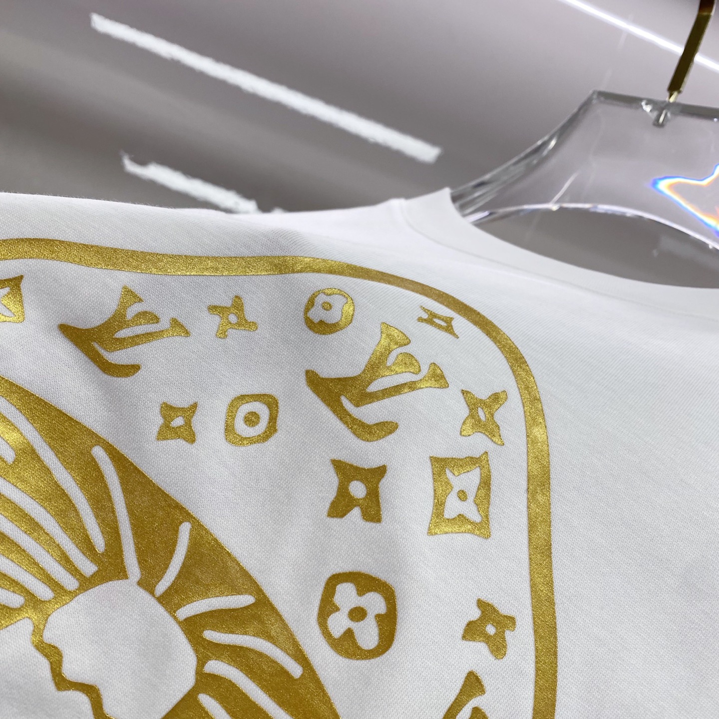 LV 2026ss 春夏新款首发专柜最新款短袖圆领T恤 高端订制 设计前卫时尚！品牌logo重工艺设计 