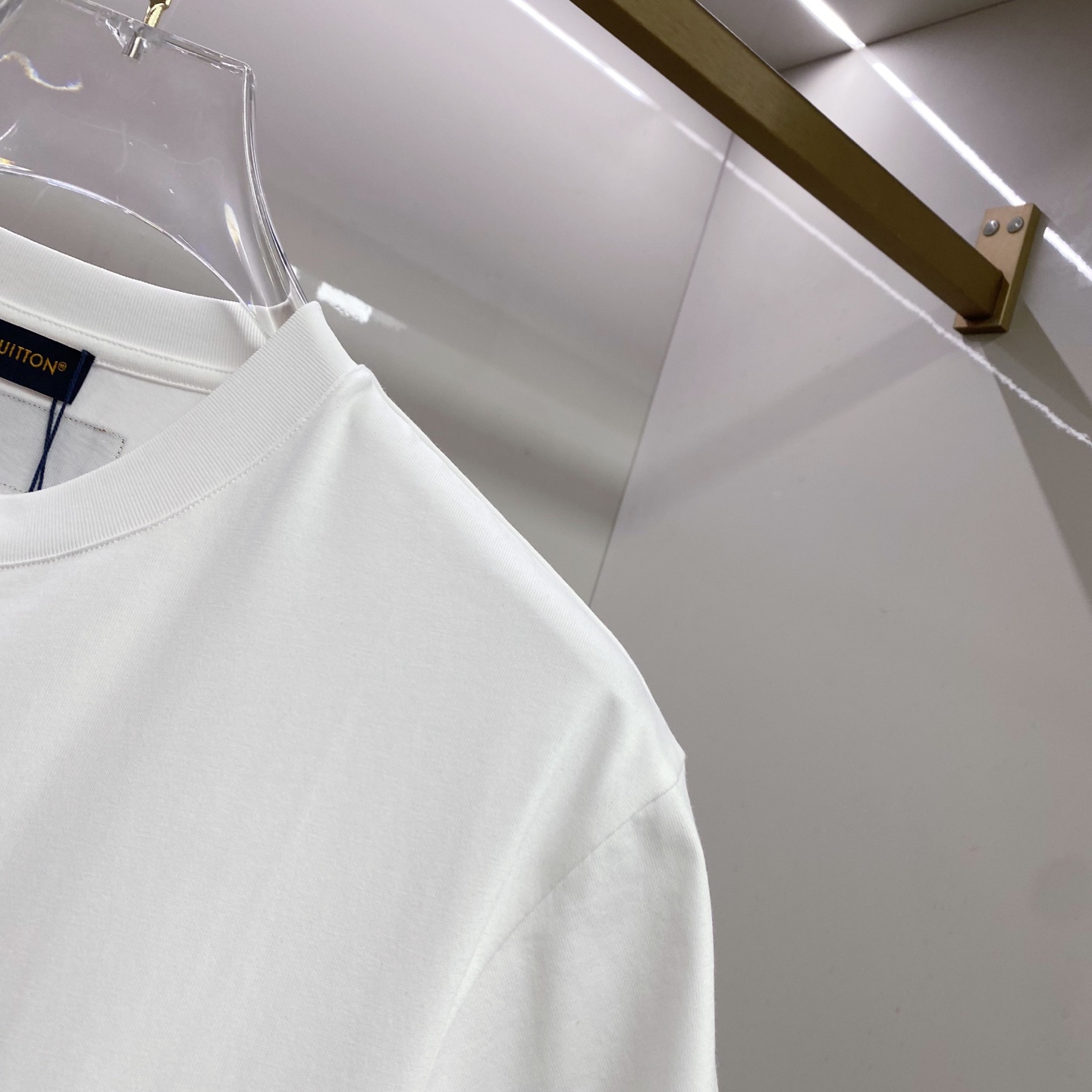 LV 2026ss 春夏新款首发专柜最新款短袖圆领T恤 高端订制 设计前卫时尚！品牌logo重工艺设计 