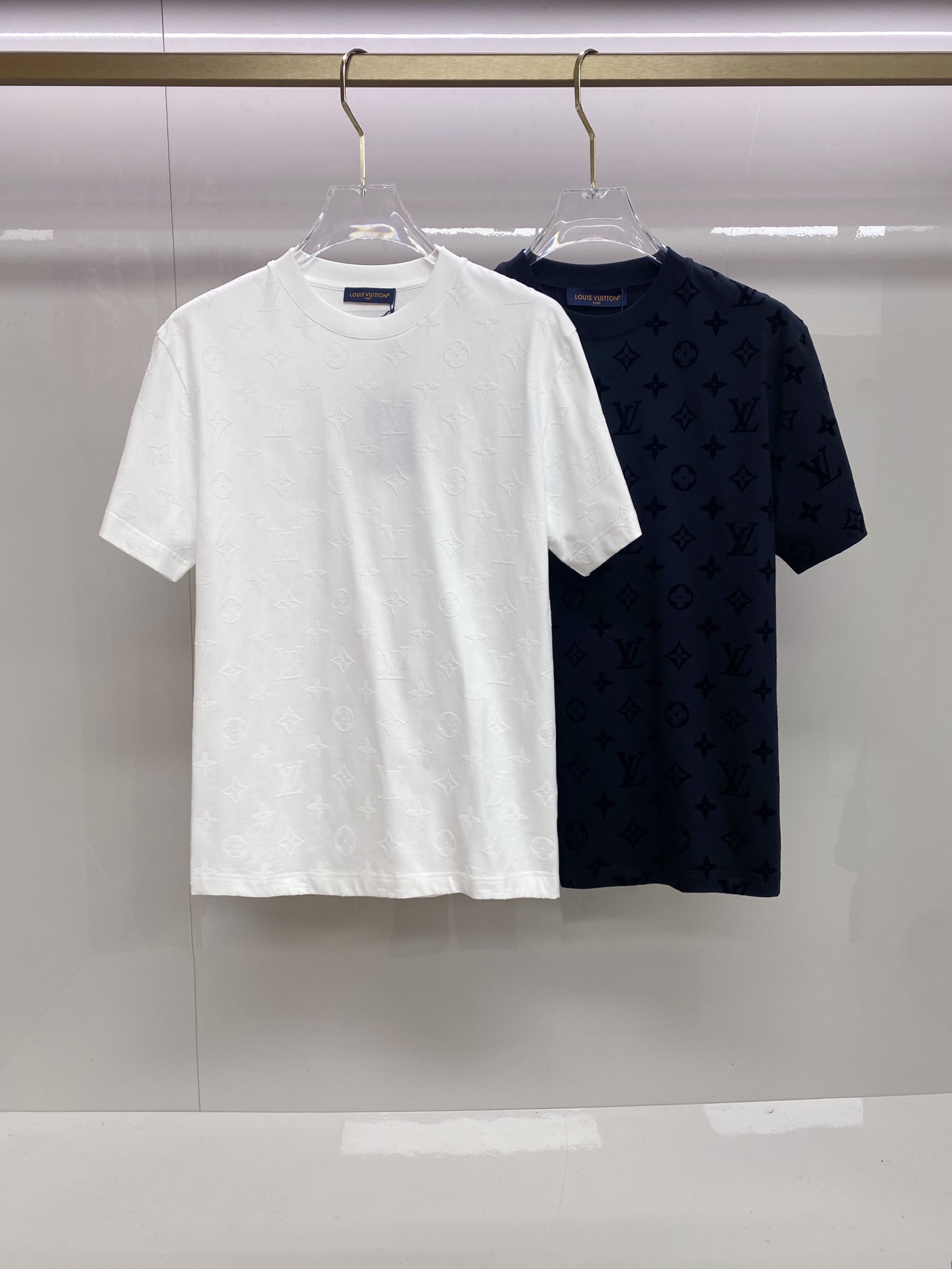 LV 2026ss 春夏新款首发专柜最新款短袖圆领T恤 高端订制 设计前卫时尚！品牌logo重工艺设计 