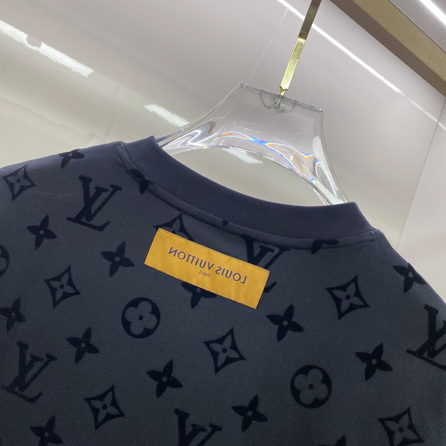 LV 2026ss 春夏新款首发专柜最新款短袖圆领T恤 高端订制 设计前卫时尚！品牌logo重工艺设计 