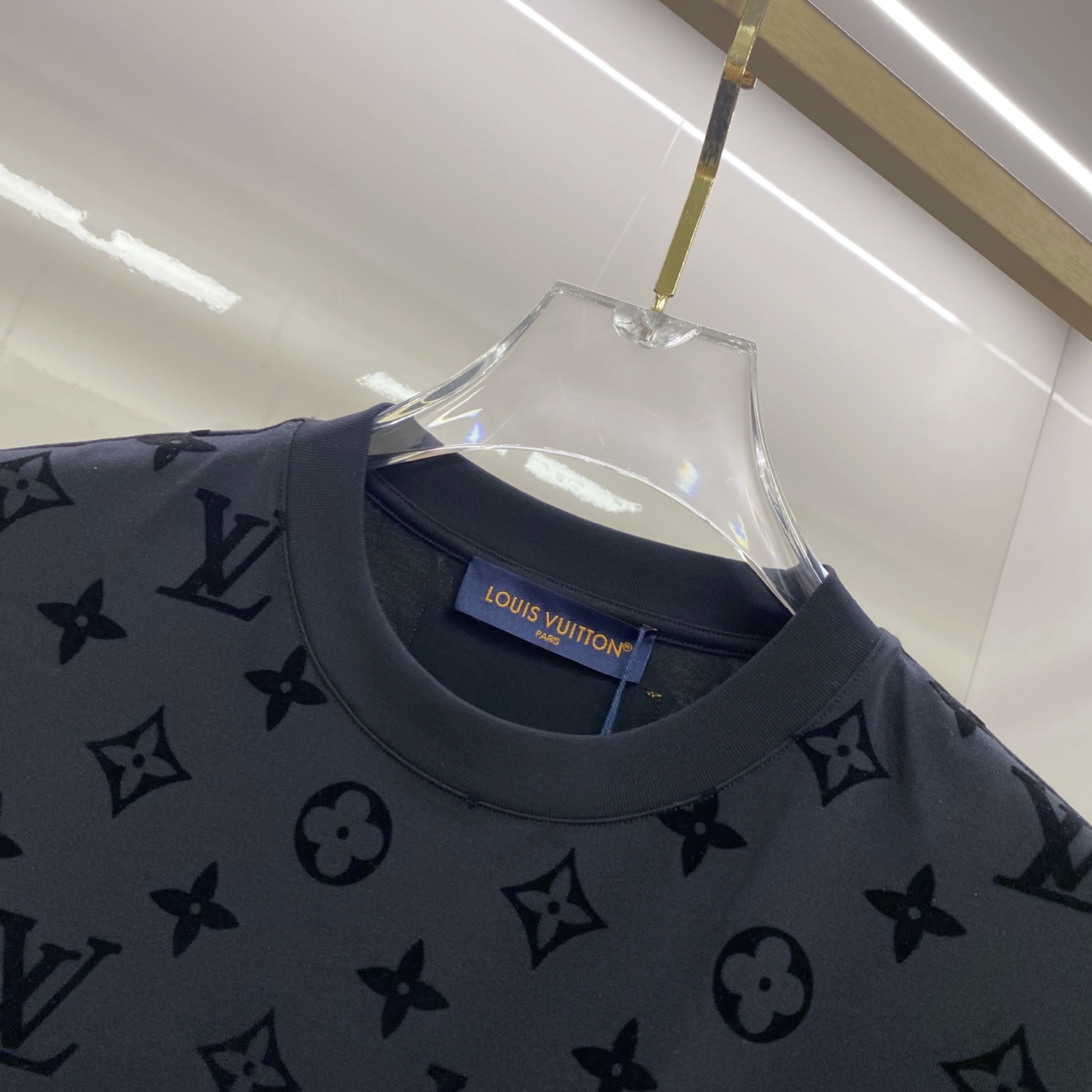 LV 2026ss 春夏新款首发专柜最新款短袖圆领T恤 高端订制 设计前卫时尚！品牌logo重工艺设计 