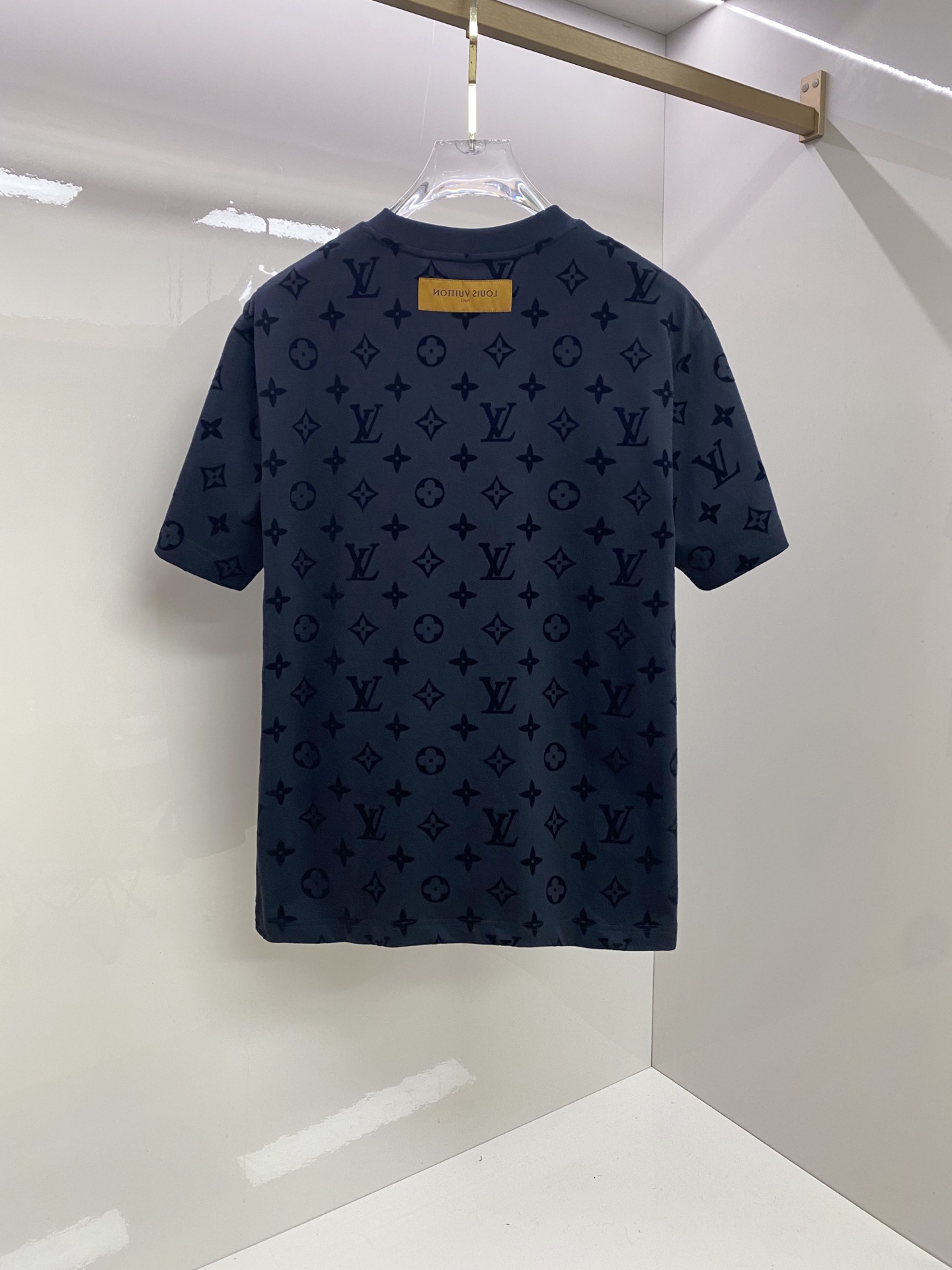 LV 2026ss 春夏新款首发专柜最新款短袖圆领T恤 高端订制 设计前卫时尚！品牌logo重工艺设计 