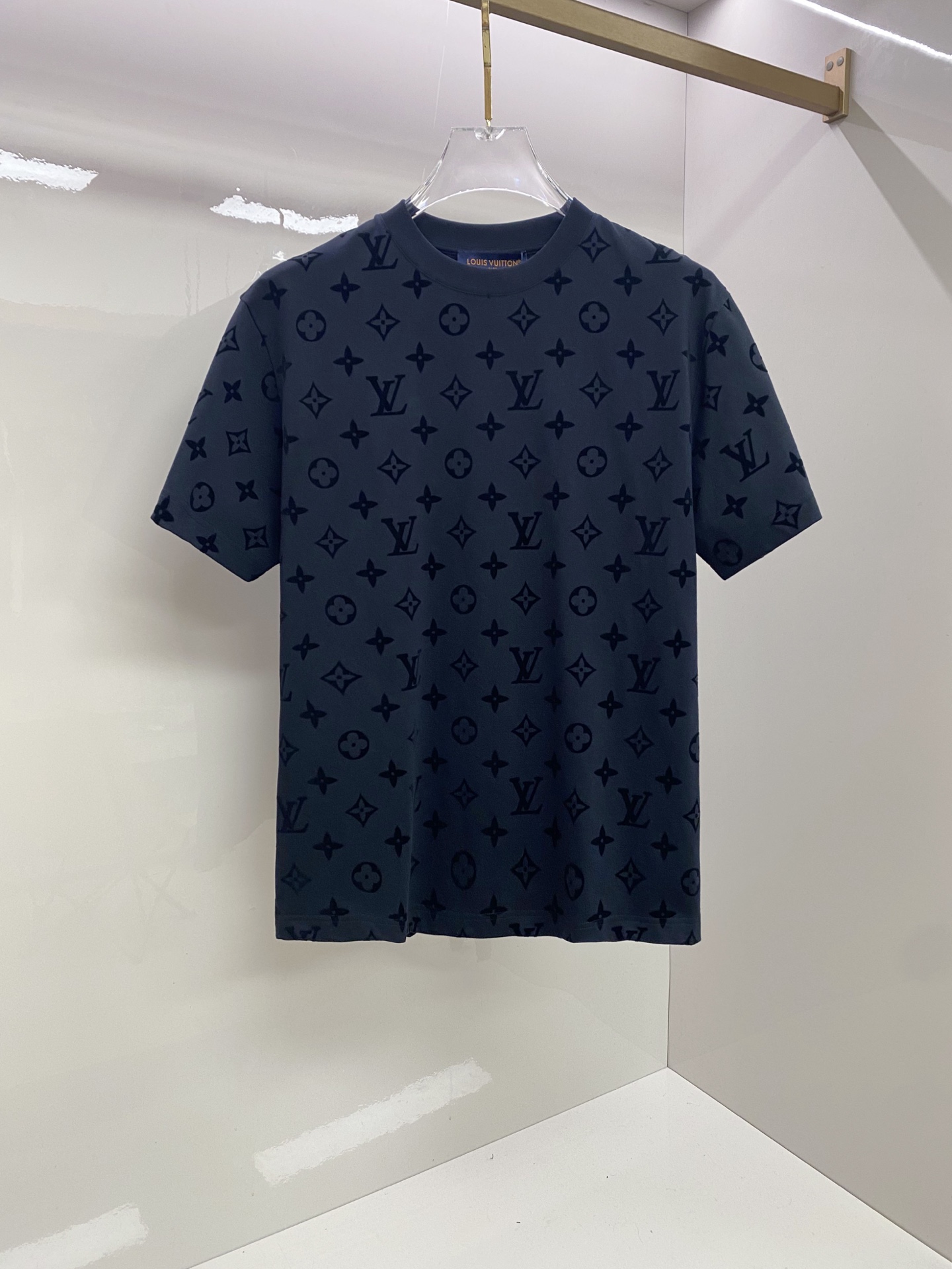 LV 2026ss 春夏新款首发专柜最新款短袖圆领T恤 高端订制 设计前卫时尚！品牌logo重工艺设计 