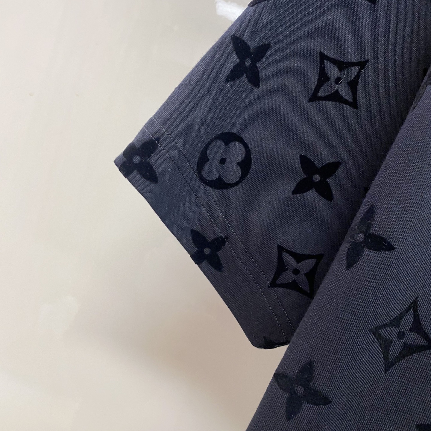 LV 2026ss 春夏新款首发专柜最新款短袖圆领T恤 高端订制 设计前卫时尚！品牌logo重工艺设计 