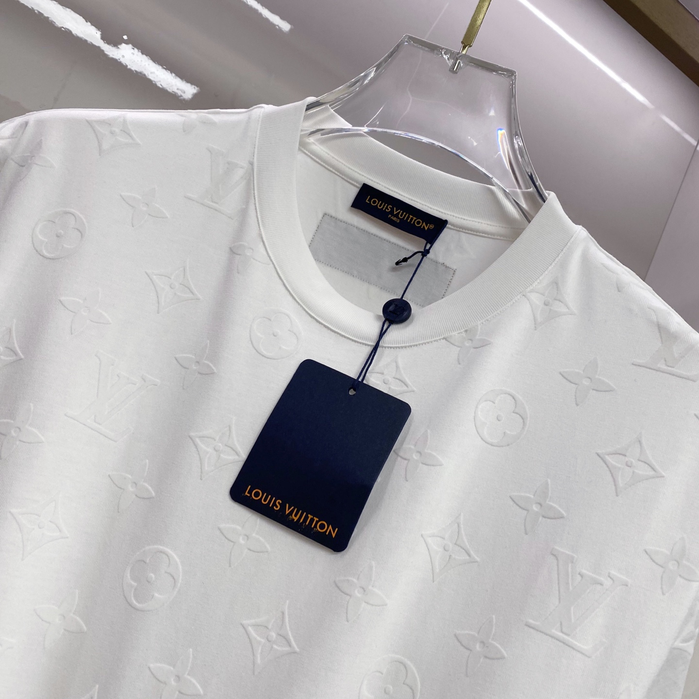 LV 2026ss 春夏新款首发专柜最新款短袖圆领T恤 高端订制 设计前卫时尚！品牌logo重工艺设计 