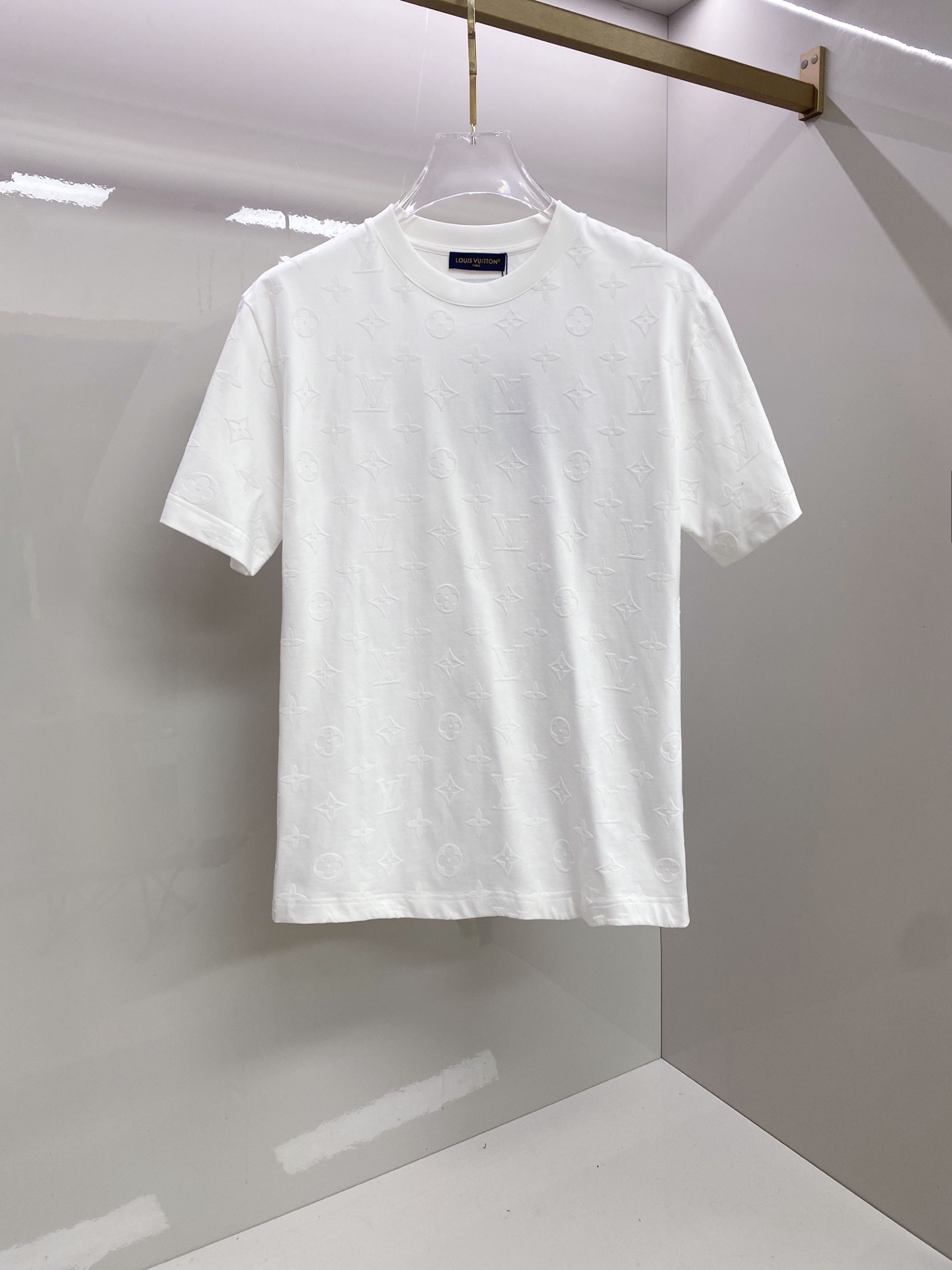 LV 2026ss 春夏新款首发专柜最新款短袖圆领T恤 高端订制 设计前卫时尚！品牌logo重工艺设计 