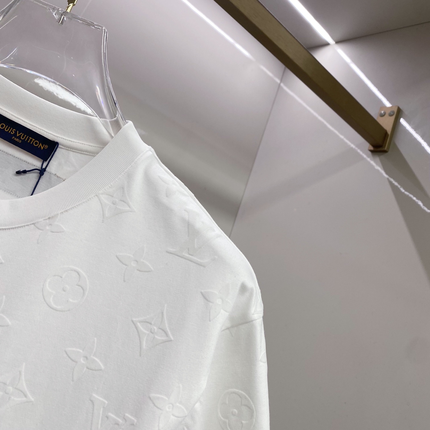 LV 2026ss 春夏新款首发专柜最新款短袖圆领T恤 高端订制 设计前卫时尚！品牌logo重工艺设计 