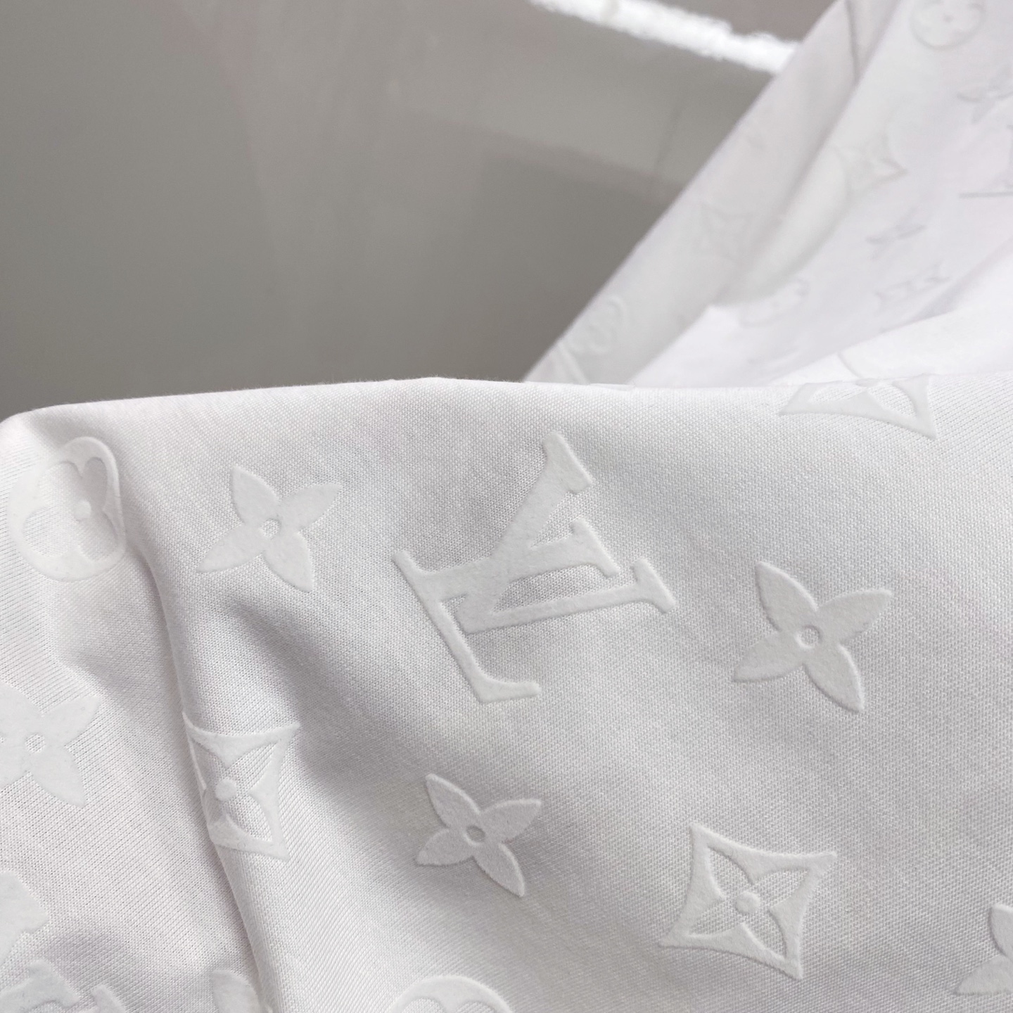 LV 2026ss 春夏新款首发专柜最新款短袖圆领T恤 高端订制 设计前卫时尚！品牌logo重工艺设计 