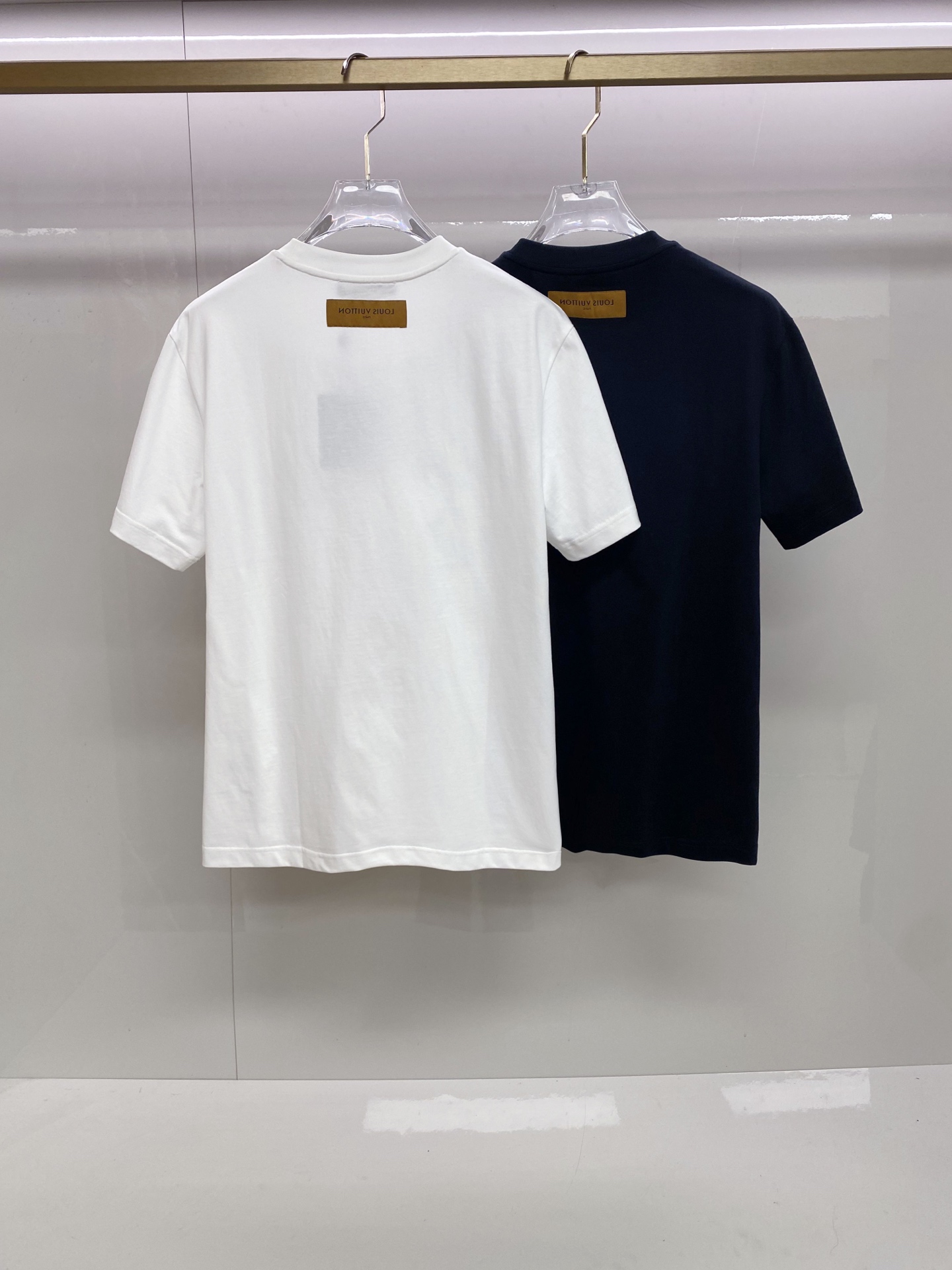 LV 2026ss 春夏新款首发专柜最新款短袖圆领T恤 高端订制 设计前卫时尚！品牌logo重工艺设计 