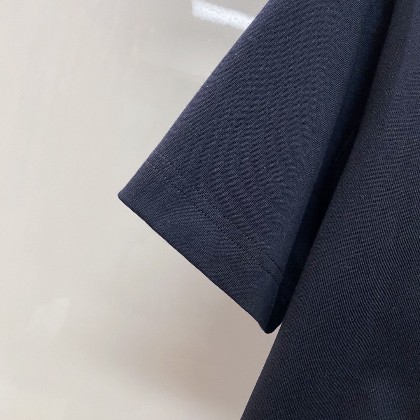 LV 2026ss 春夏新款首发专柜最新款短袖圆领T恤 高端订制 设计前卫时尚！品牌logo重工艺设计 