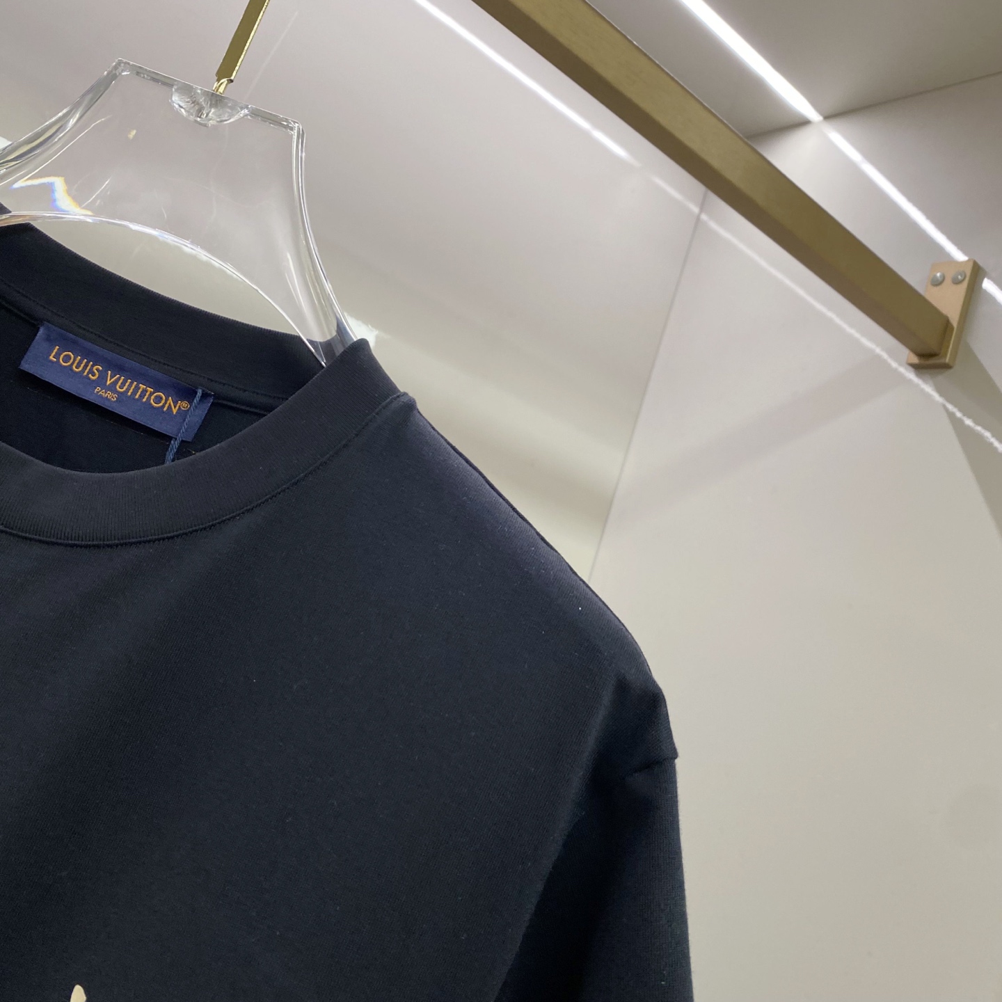 LV 2026ss 春夏新款首发专柜最新款短袖圆领T恤 高端订制 设计前卫时尚！品牌logo重工艺设计 