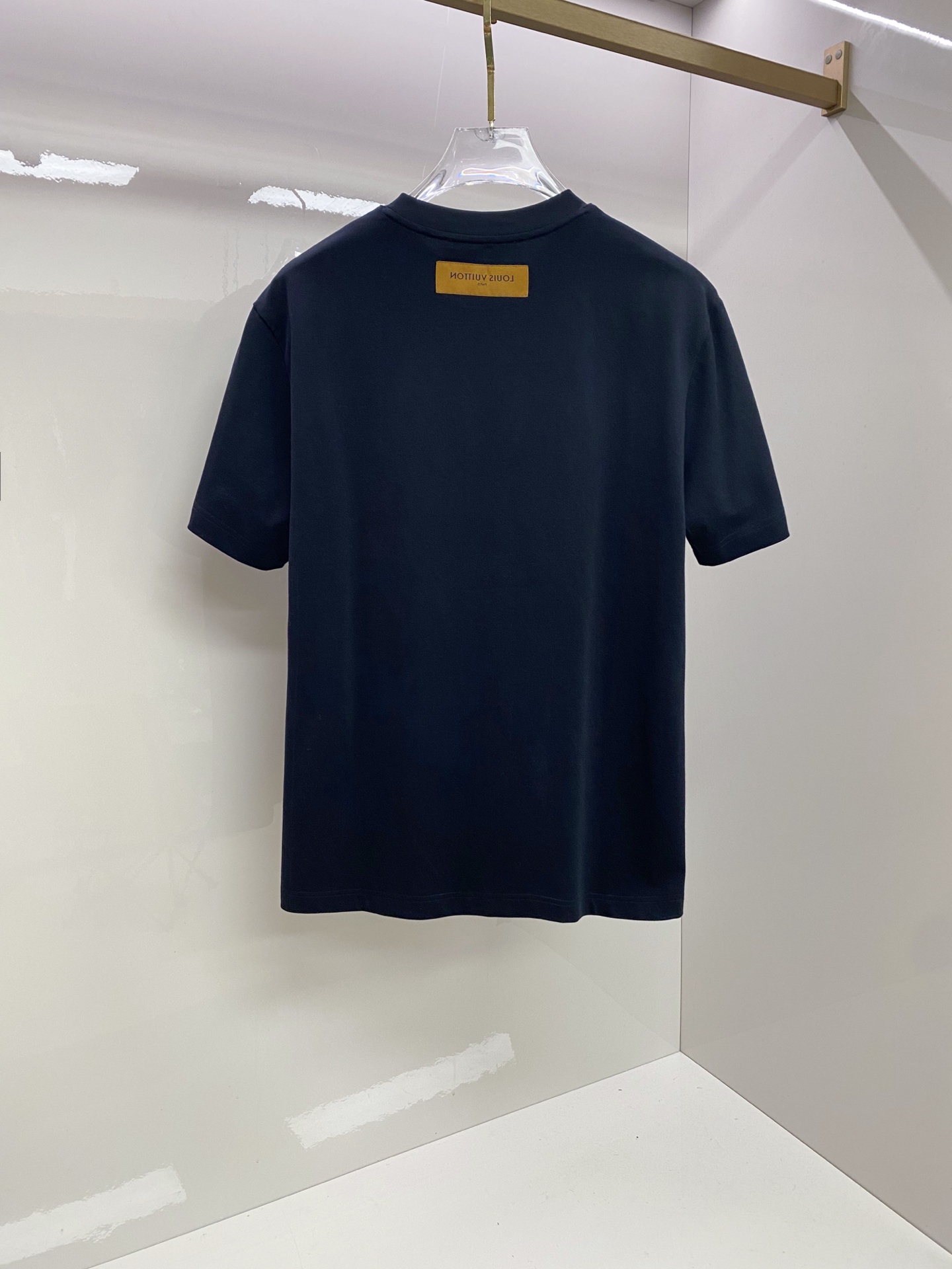 LV 2026ss 春夏新款首发专柜最新款短袖圆领T恤 高端订制 设计前卫时尚！品牌logo重工艺设计 