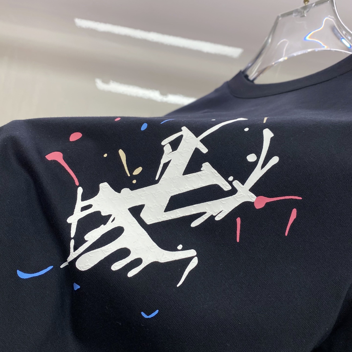 LV 2026ss 春夏新款首发专柜最新款短袖圆领T恤 高端订制 设计前卫时尚！品牌logo重工艺设计 