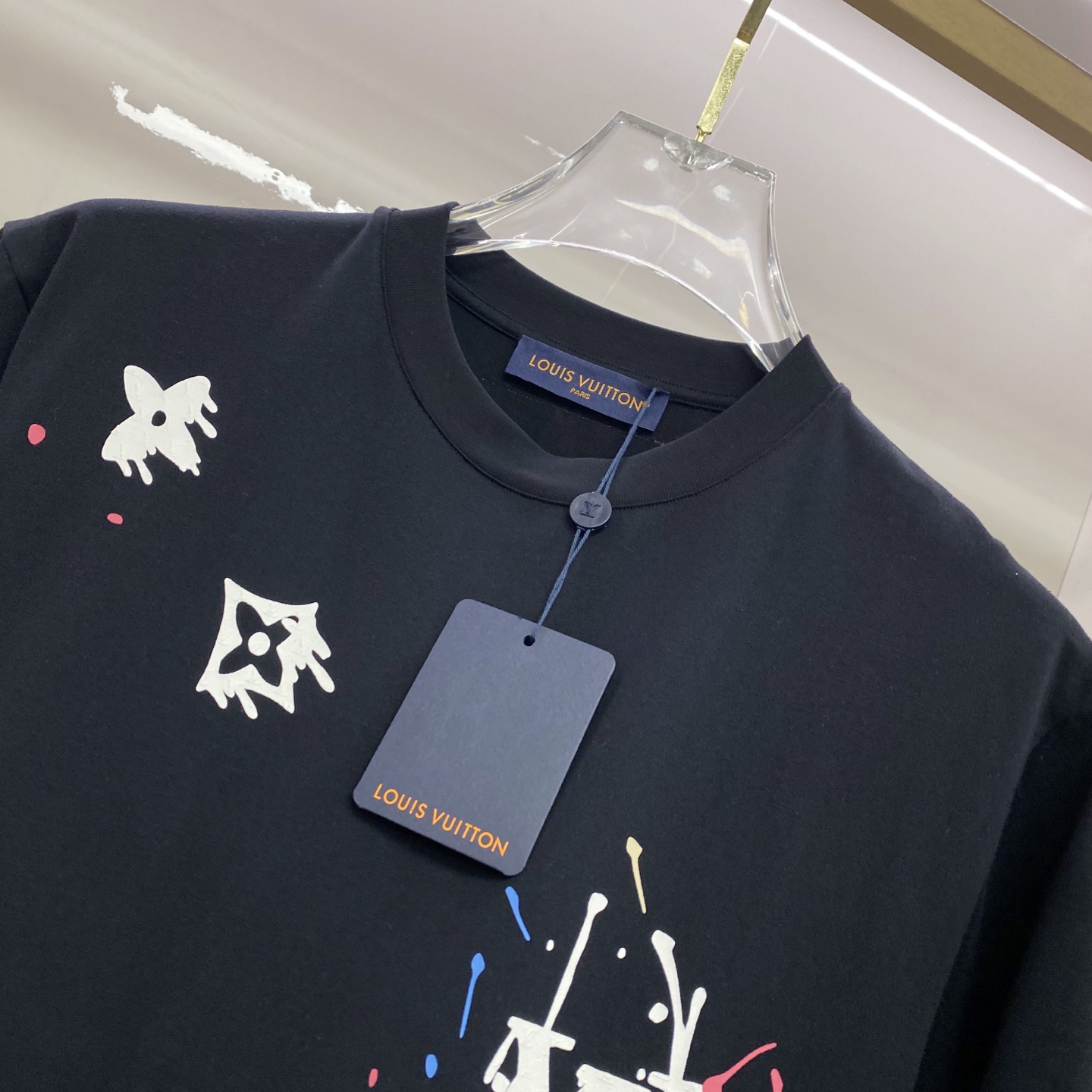 LV 2026ss 春夏新款首发专柜最新款短袖圆领T恤 高端订制 设计前卫时尚！品牌logo重工艺设计 