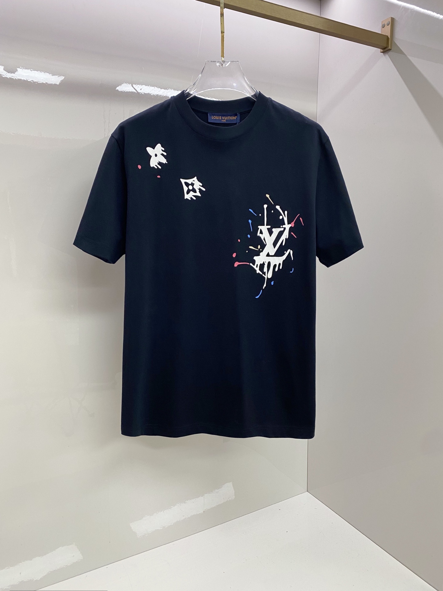 LV 2026ss 春夏新款首发专柜最新款短袖圆领T恤 高端订制 设计前卫时尚！品牌logo重工艺设计 