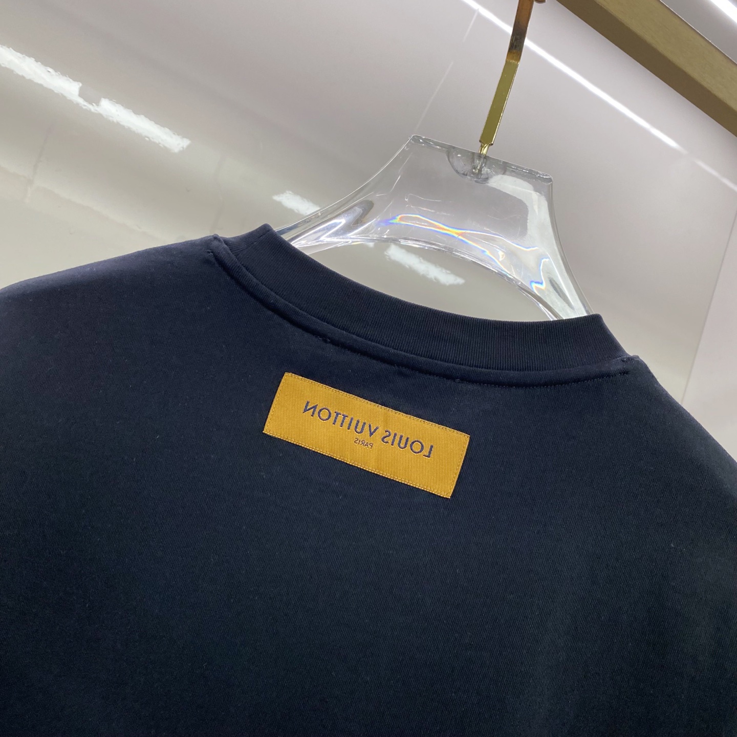 LV 2026ss 春夏新款首发专柜最新款短袖圆领T恤 高端订制 设计前卫时尚！品牌logo重工艺设计 