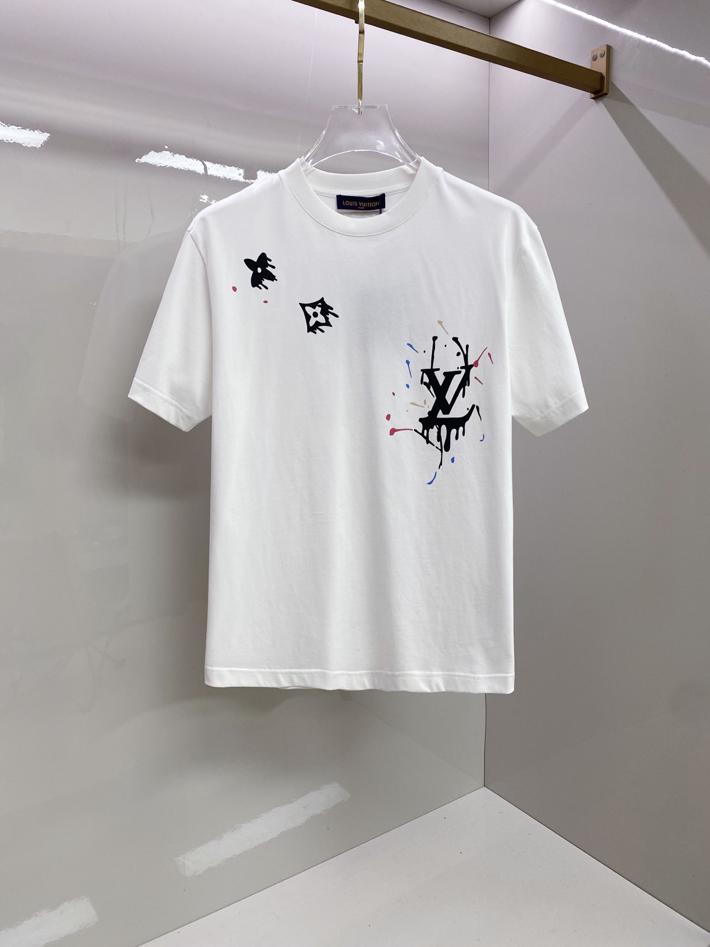 LV 2026ss 春夏新款首发专柜最新款短袖圆领T恤 高端订制 设计前卫时尚！品牌logo重工艺设计 
