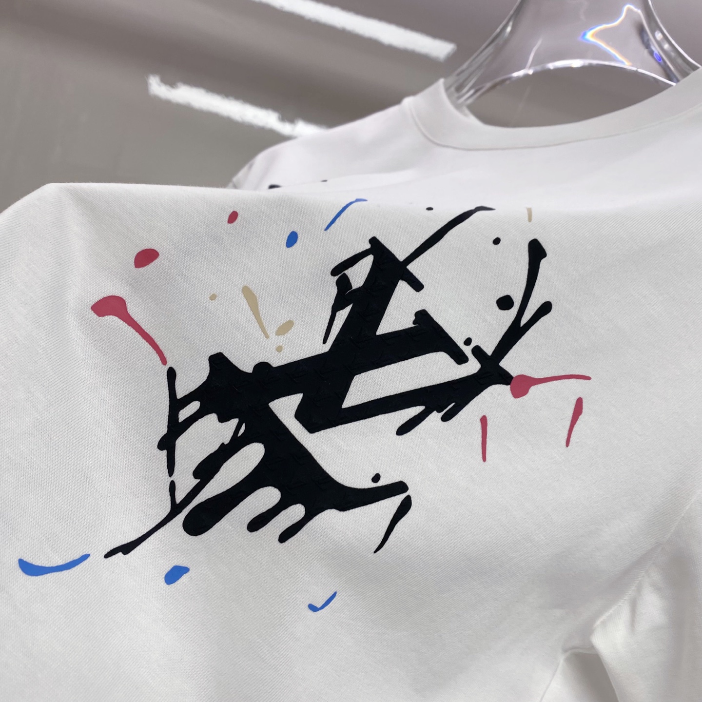 LV 2026ss 春夏新款首发专柜最新款短袖圆领T恤 高端订制 设计前卫时尚！品牌logo重工艺设计 