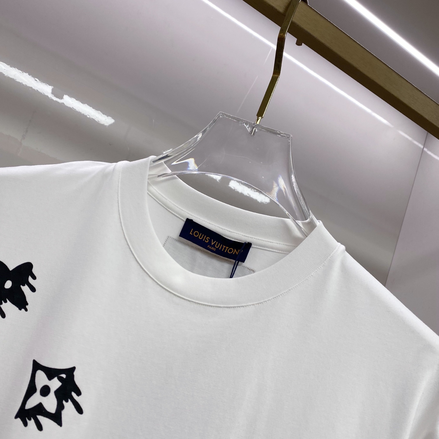 LV 2026ss 春夏新款首发专柜最新款短袖圆领T恤 高端订制 设计前卫时尚！品牌logo重工艺设计 