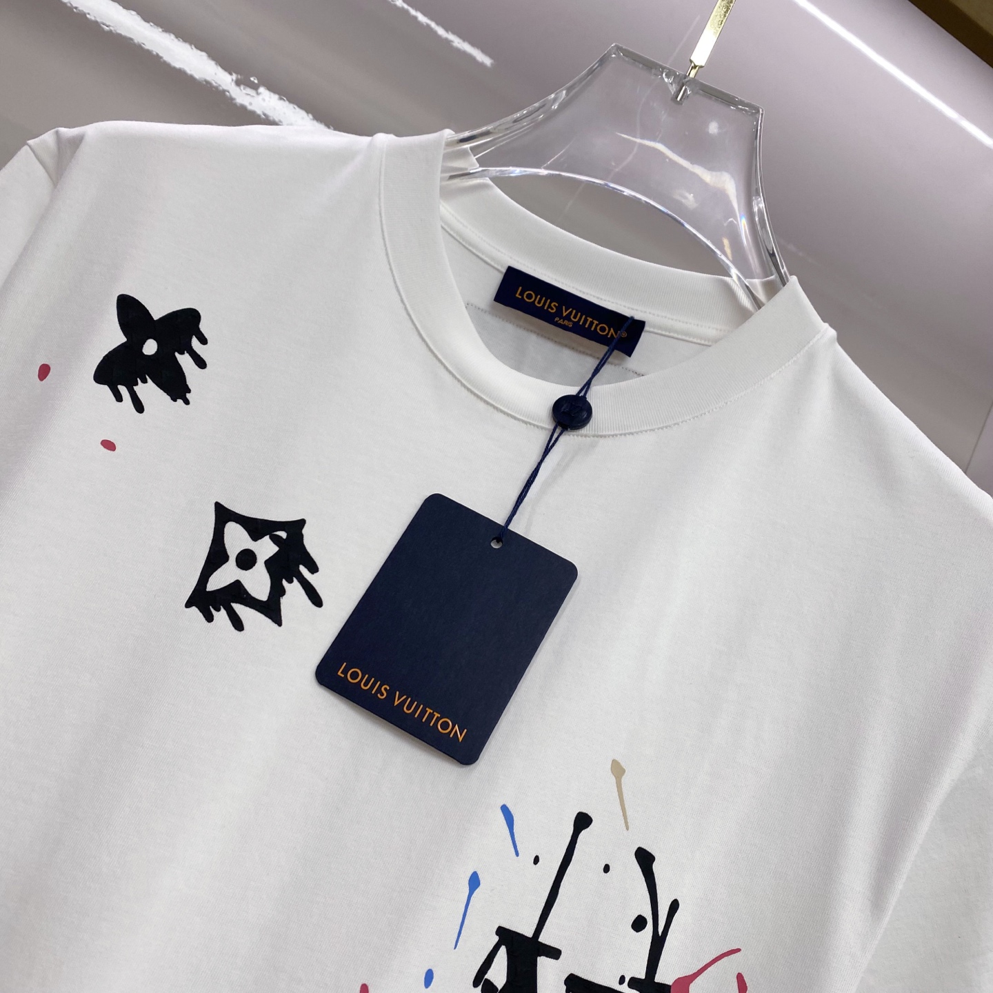 LV 2026ss 春夏新款首发专柜最新款短袖圆领T恤 高端订制 设计前卫时尚！品牌logo重工艺设计 