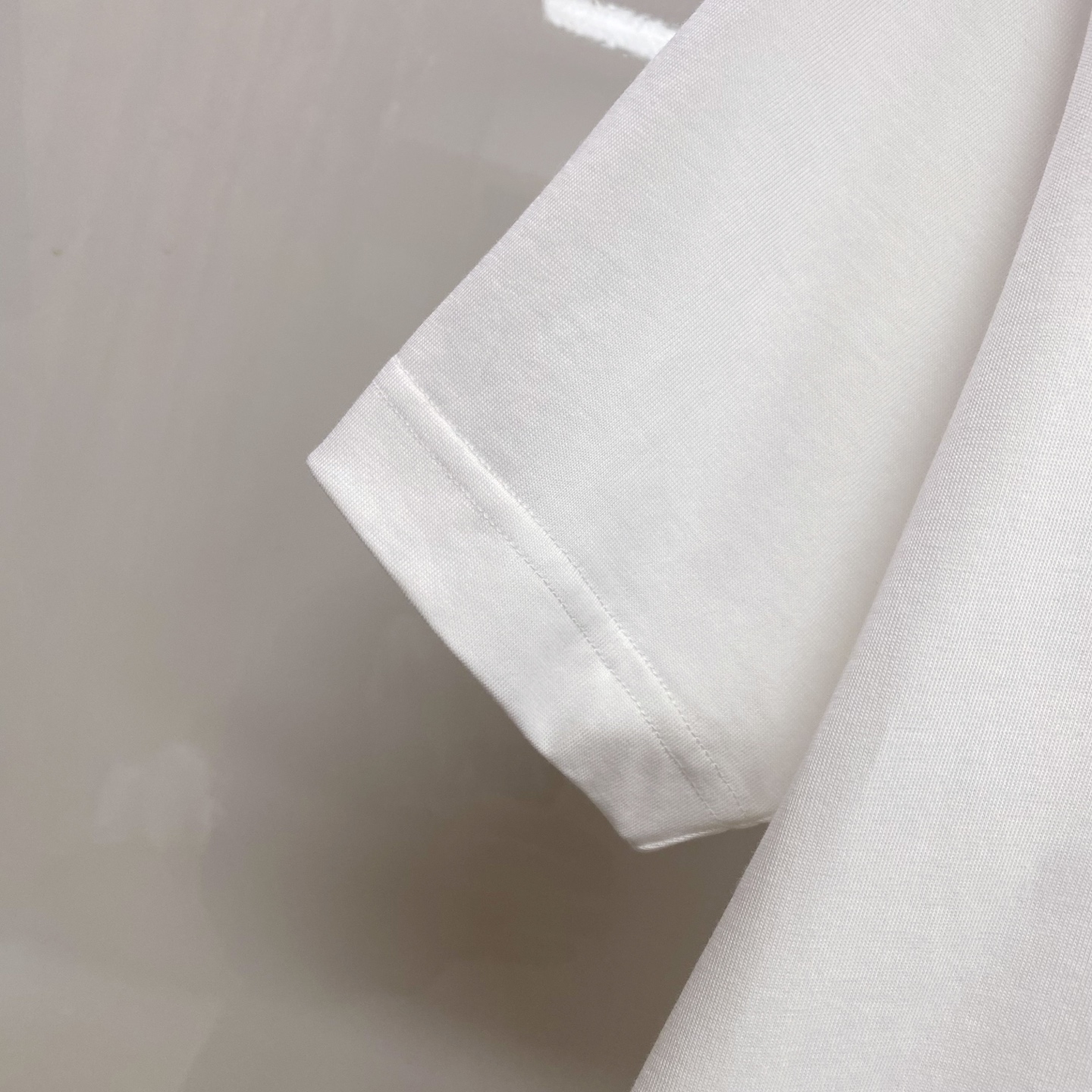 LV 2026ss 春夏新款首发专柜最新款短袖圆领T恤 高端订制 设计前卫时尚！品牌logo重工艺设计 