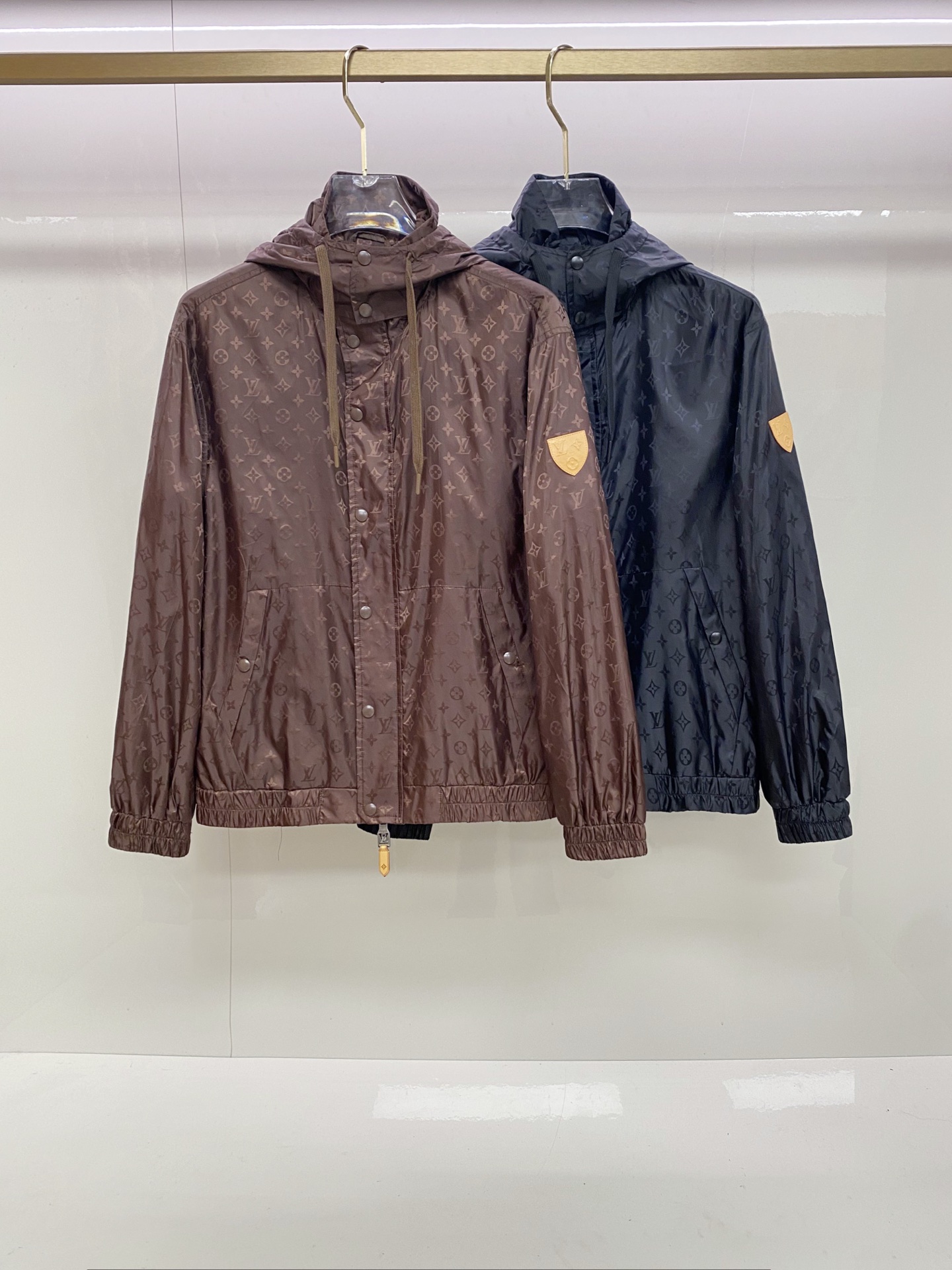 LV 2026ss春季新款连帽夹克外套全高端版本！高定专柜面料辅料，透气舒适度高，细节无可挑剔，做工考究