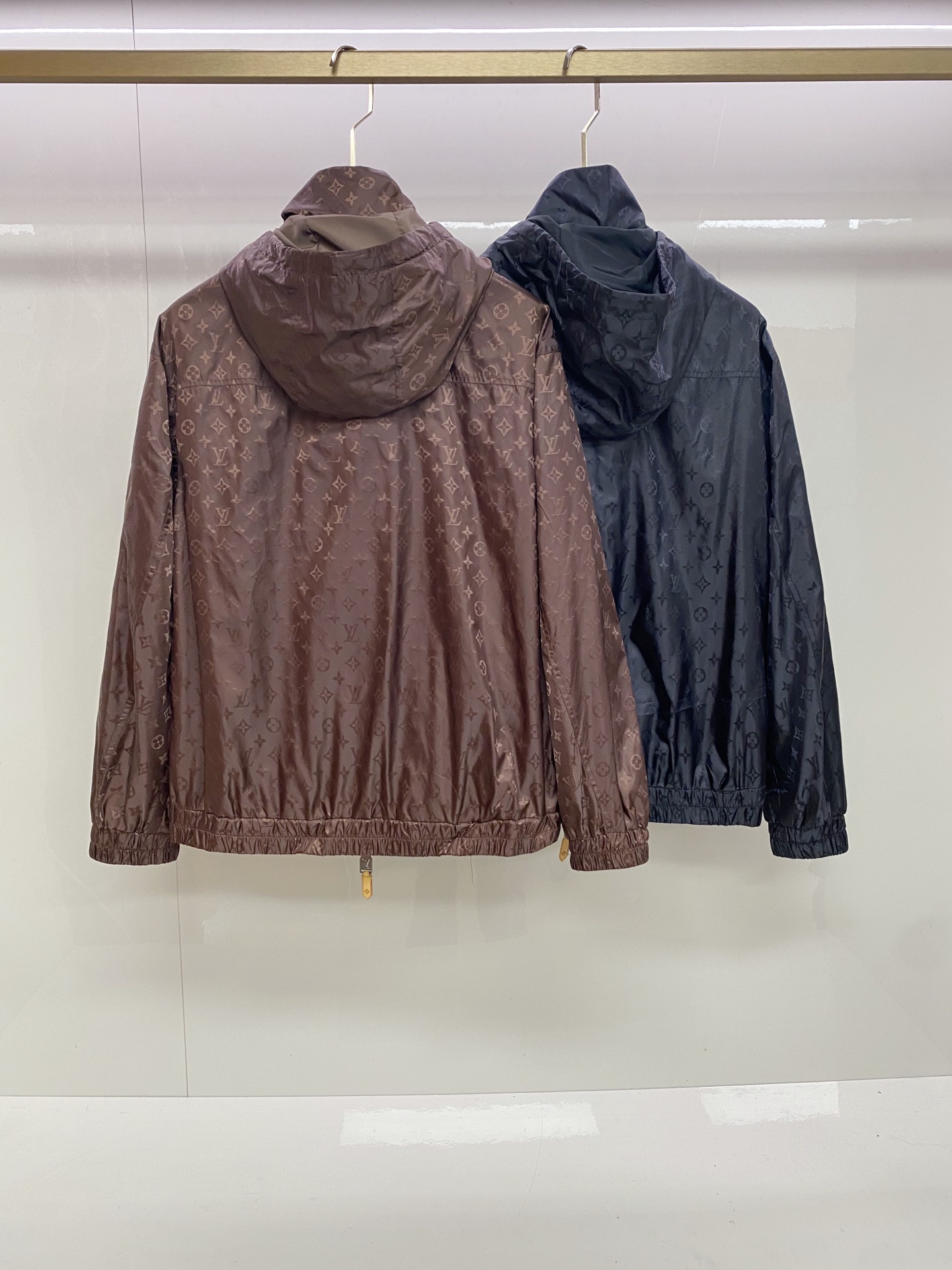 LV 2026ss春季新款连帽夹克外套全高端版本！高定专柜面料辅料，透气舒适度高，细节无可挑剔，做工考究