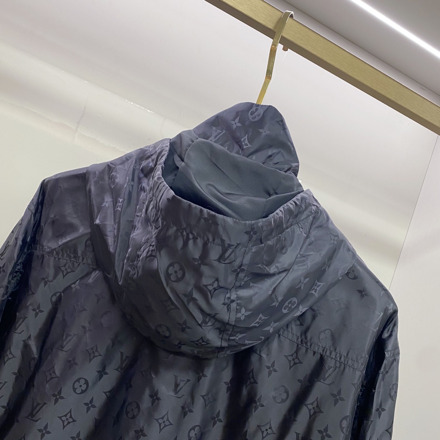 LV 2026ss春季新款连帽夹克外套全高端版本！高定专柜面料辅料，透气舒适度高，细节无可挑剔，做工考究