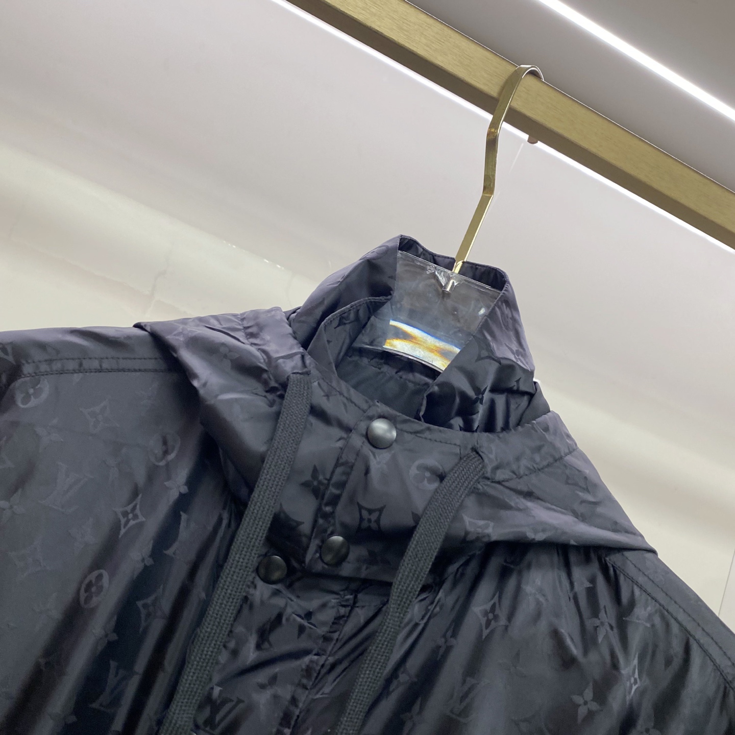 LV 2026ss春季新款连帽夹克外套全高端版本！高定专柜面料辅料，透气舒适度高，细节无可挑剔，做工考究