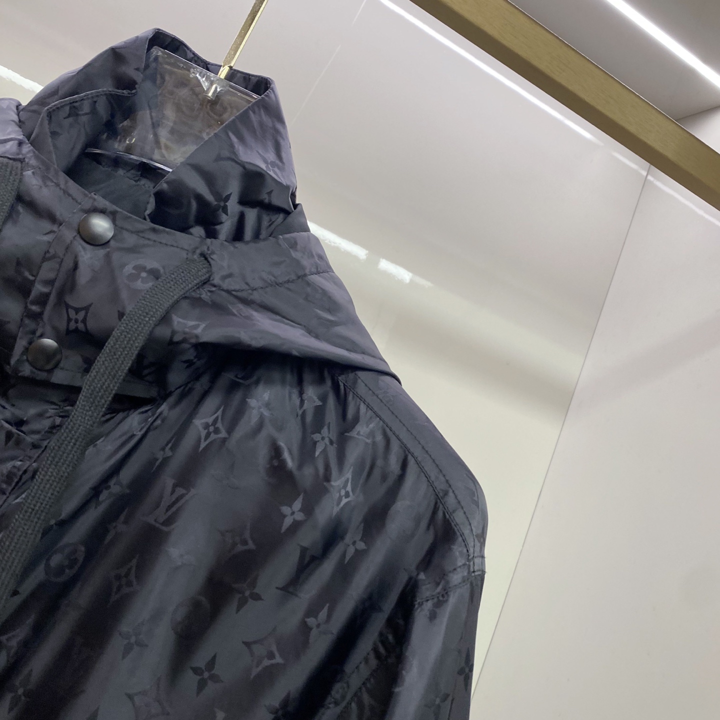 LV 2026ss春季新款连帽夹克外套全高端版本！高定专柜面料辅料，透气舒适度高，细节无可挑剔，做工考究